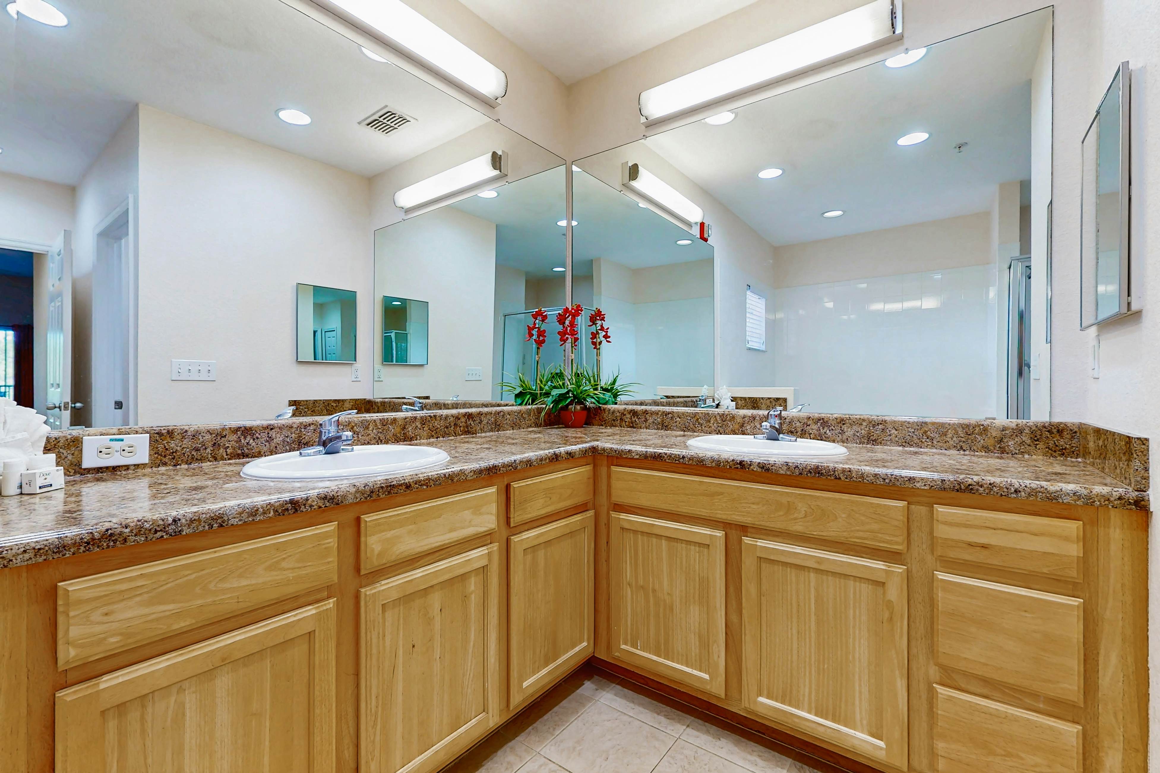 4th floor condo w/ hot tub, balcony, shared pools, sauna, gym, near theme parks