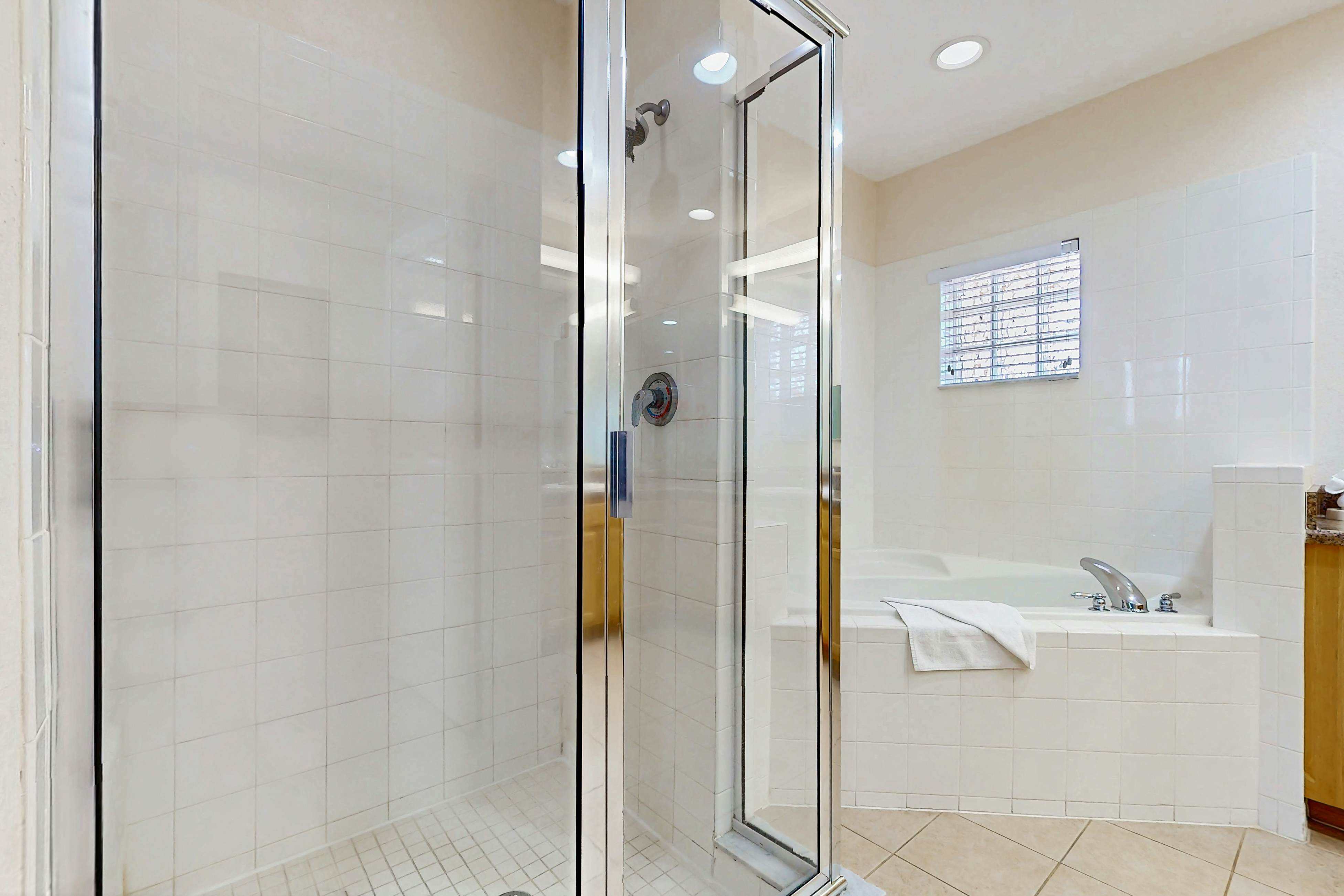 4th floor condo w/ hot tub, balcony, shared pools, sauna, gym, near theme parks