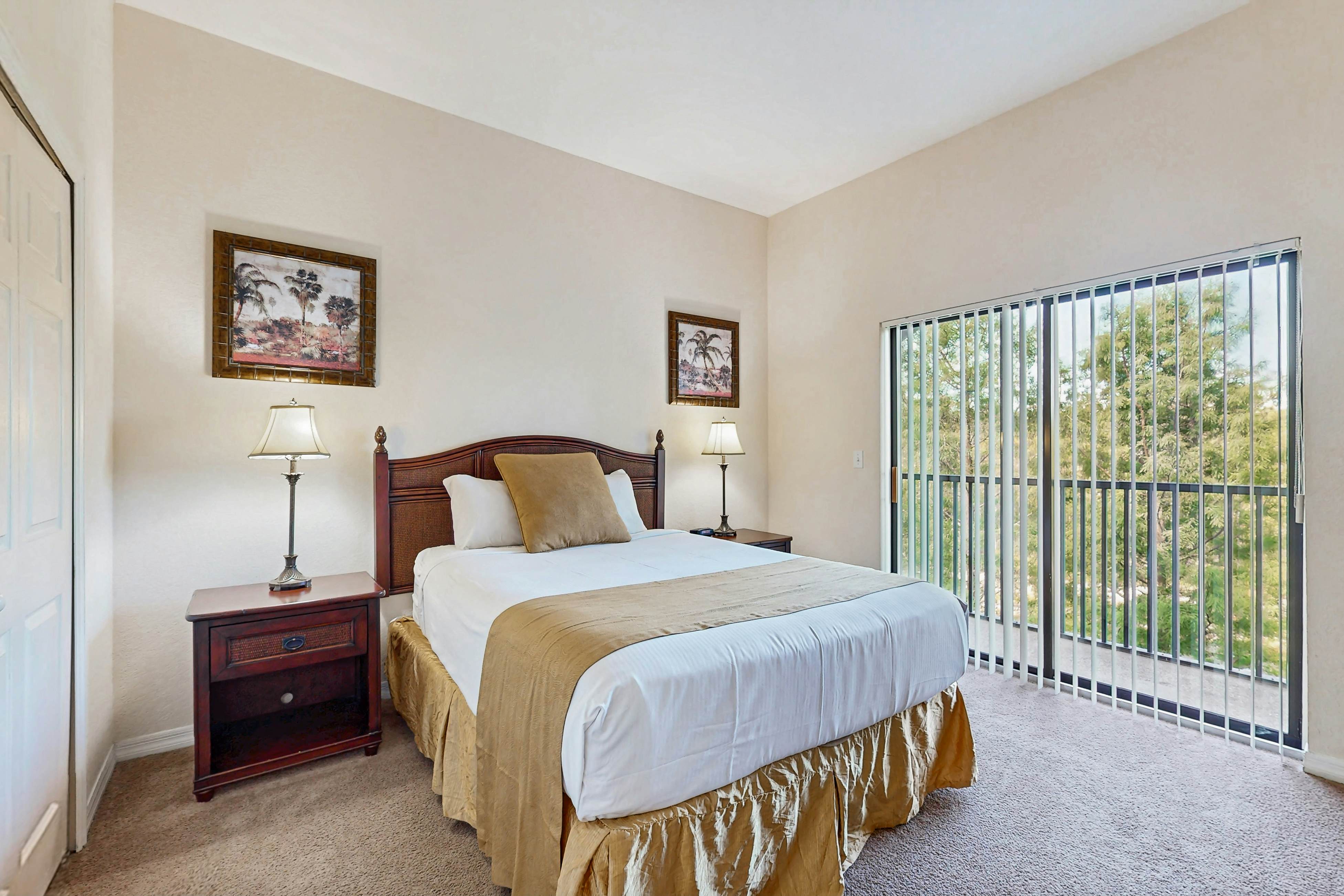 4th floor condo w/ hot tub, balcony, shared pools, sauna, gym, near theme parks