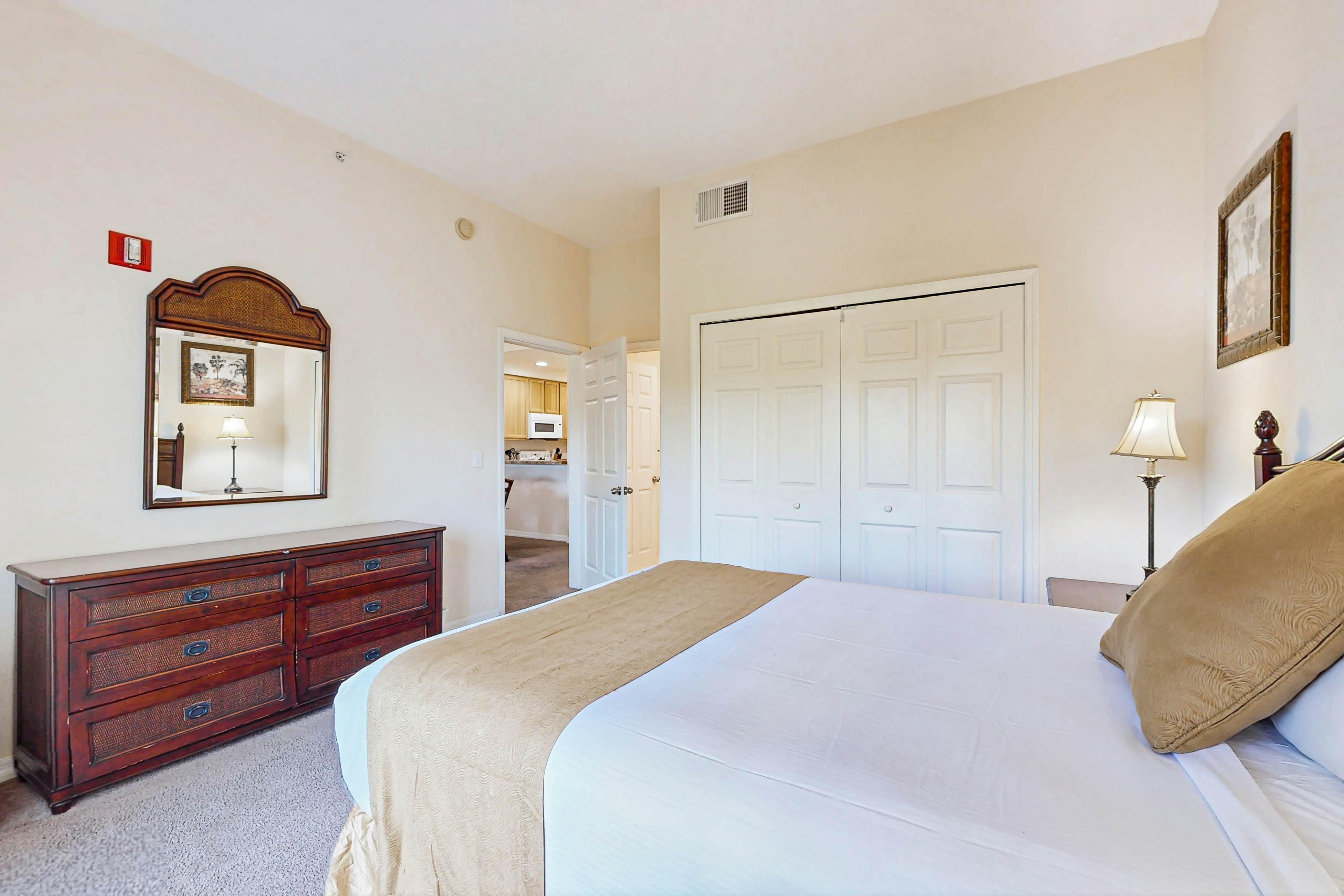 4th floor condo w/ hot tub, balcony, shared pools, sauna, gym, near theme parks