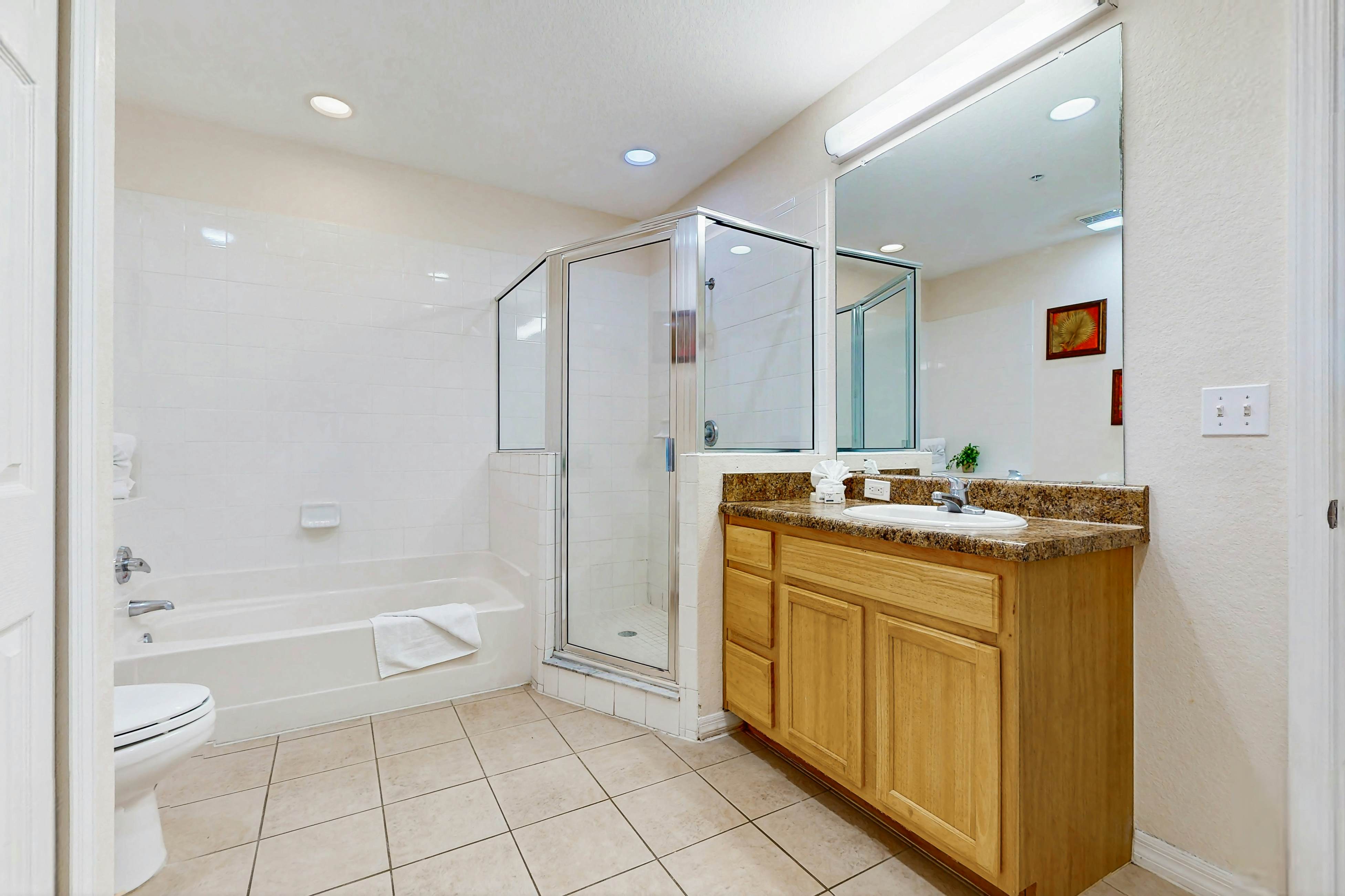 4th floor condo w/ hot tub, balcony, shared pools, sauna, gym, near theme parks