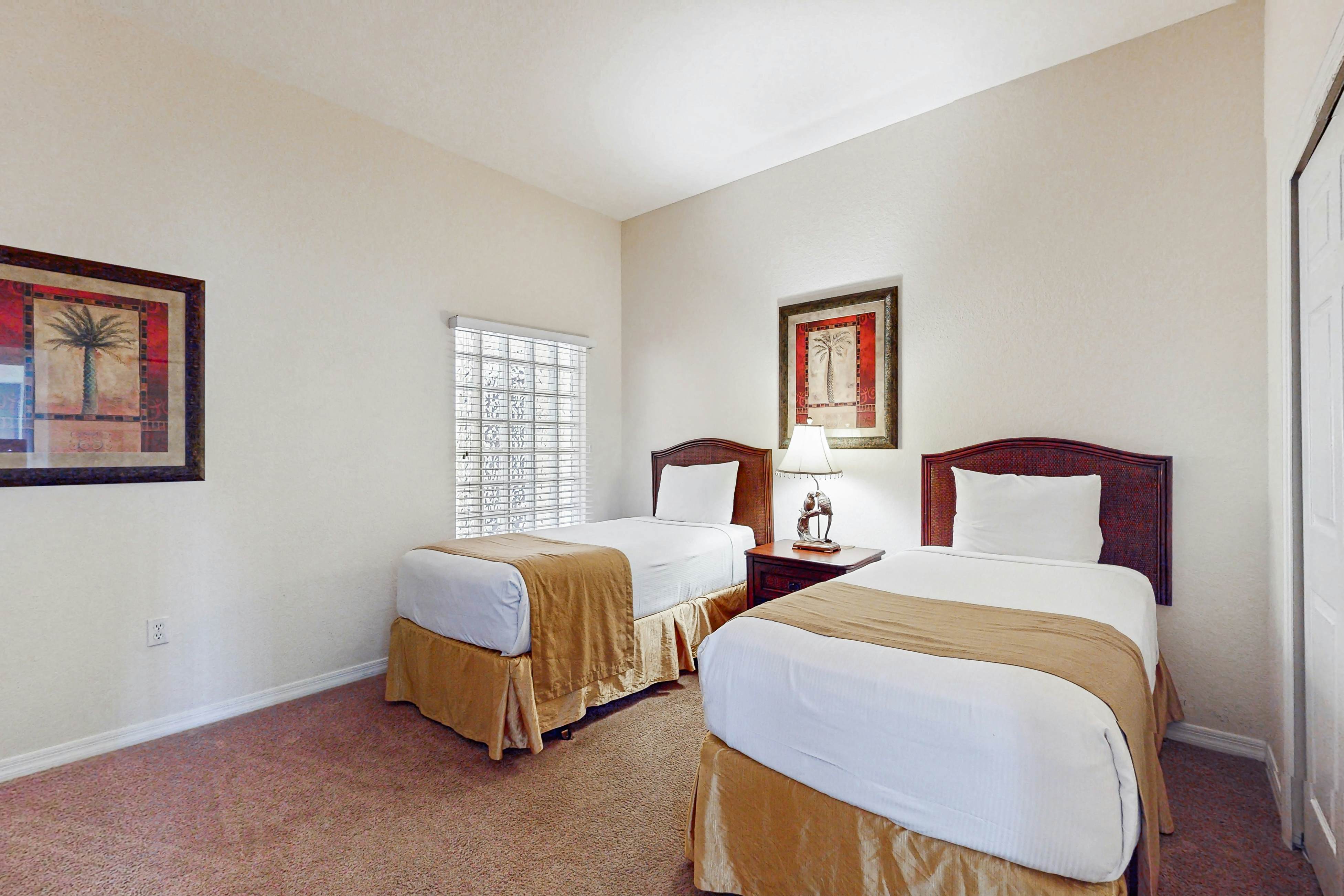 4th floor condo w/ hot tub, balcony, shared pools, sauna, gym, near theme parks