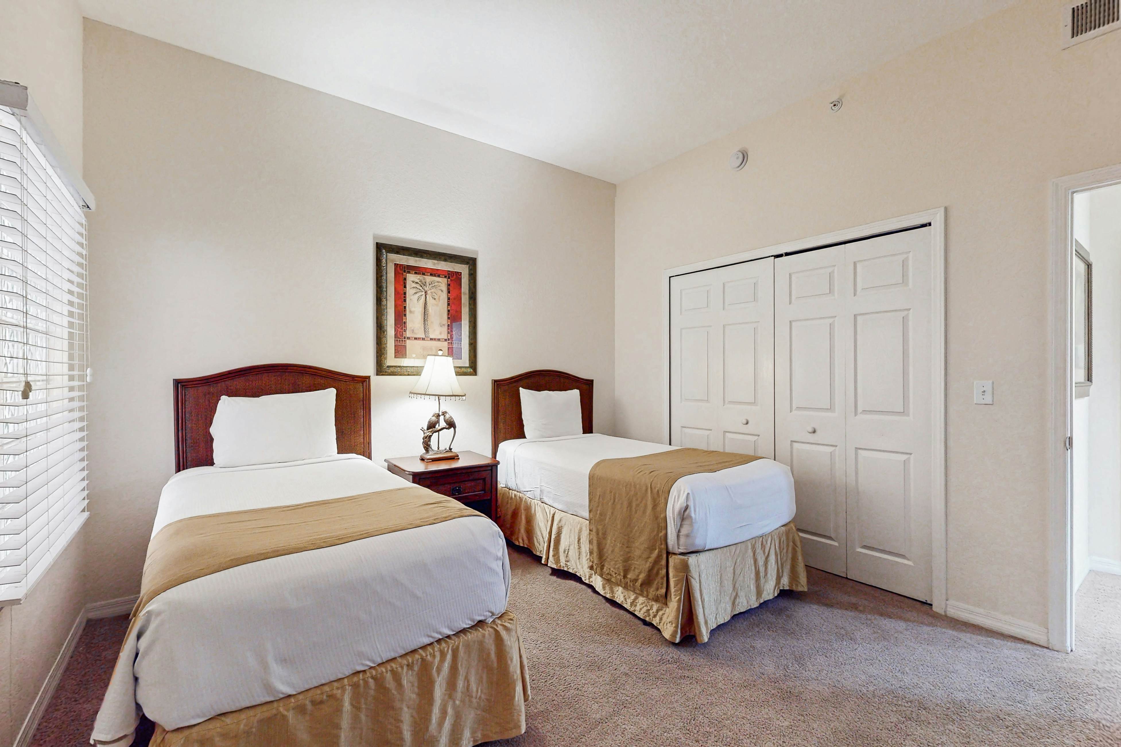 4th floor condo w/ hot tub, balcony, shared pools, sauna, gym, near theme parks