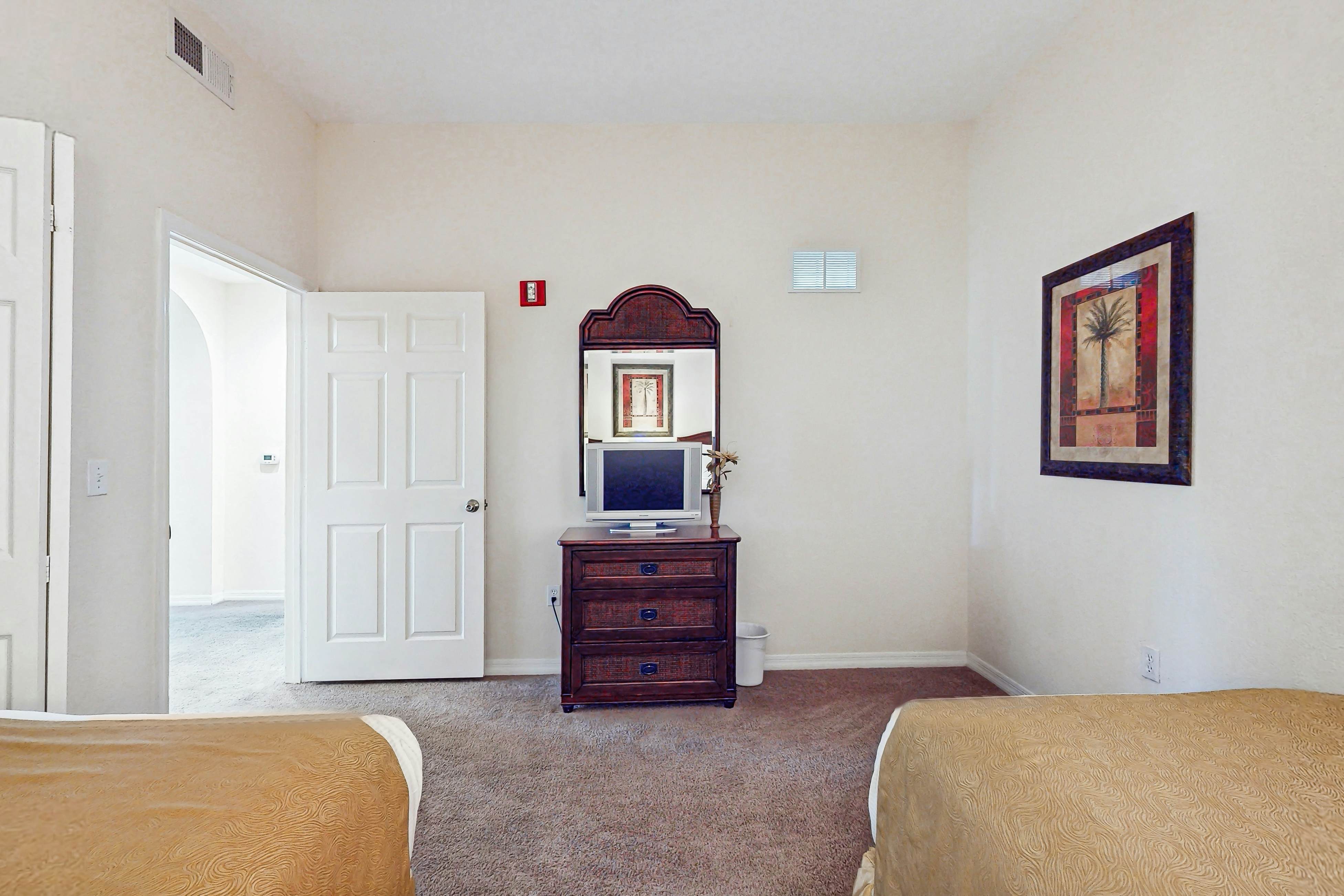 4th floor condo w/ hot tub, balcony, shared pools, sauna, gym, near theme parks