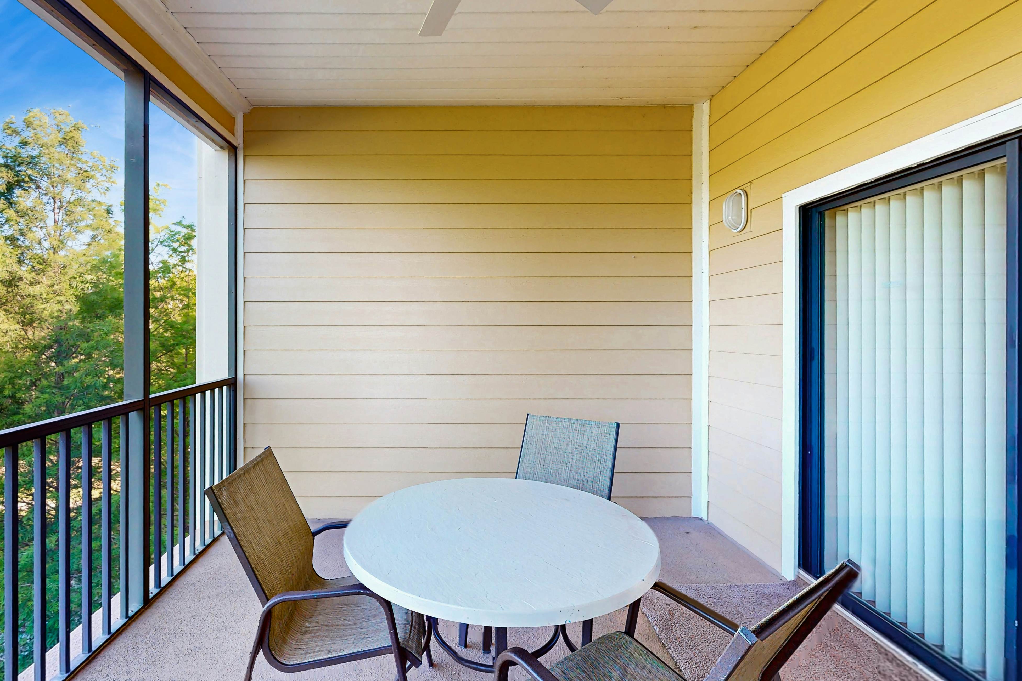 4th floor condo w/ hot tub, balcony, shared pools, sauna, gym, near theme parks