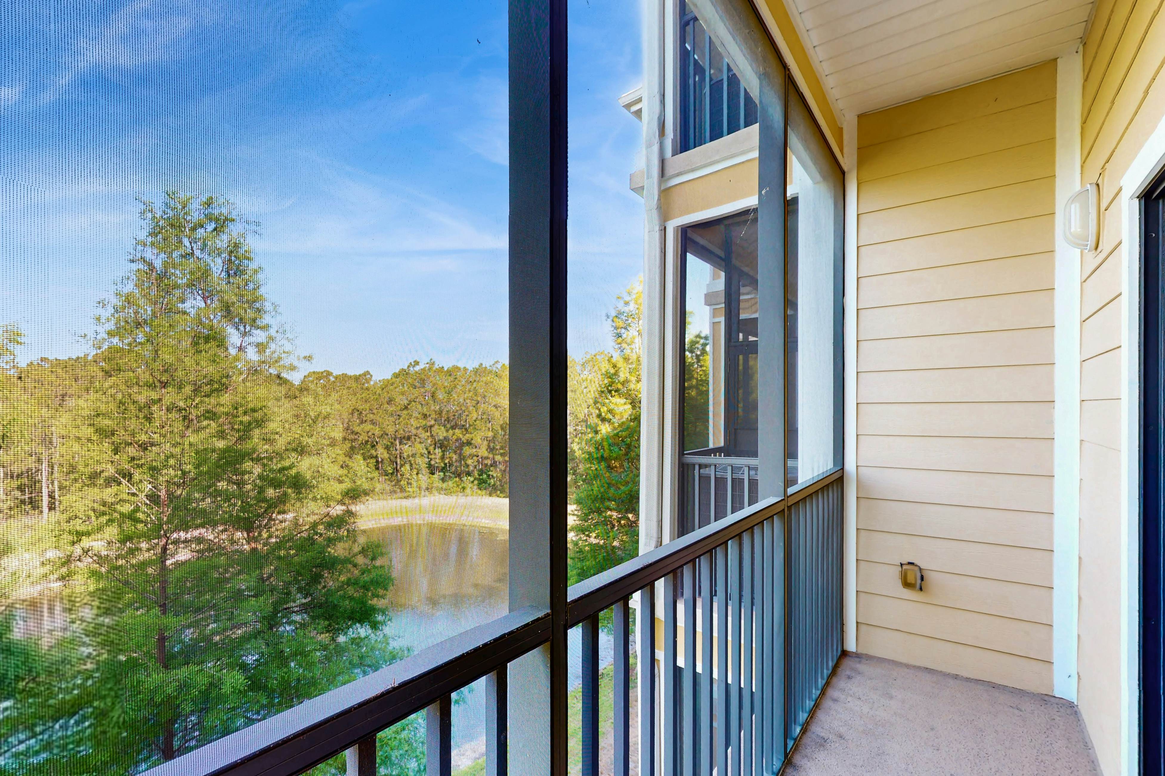 4th floor condo w/ hot tub, balcony, shared pools, sauna, gym, near theme parks