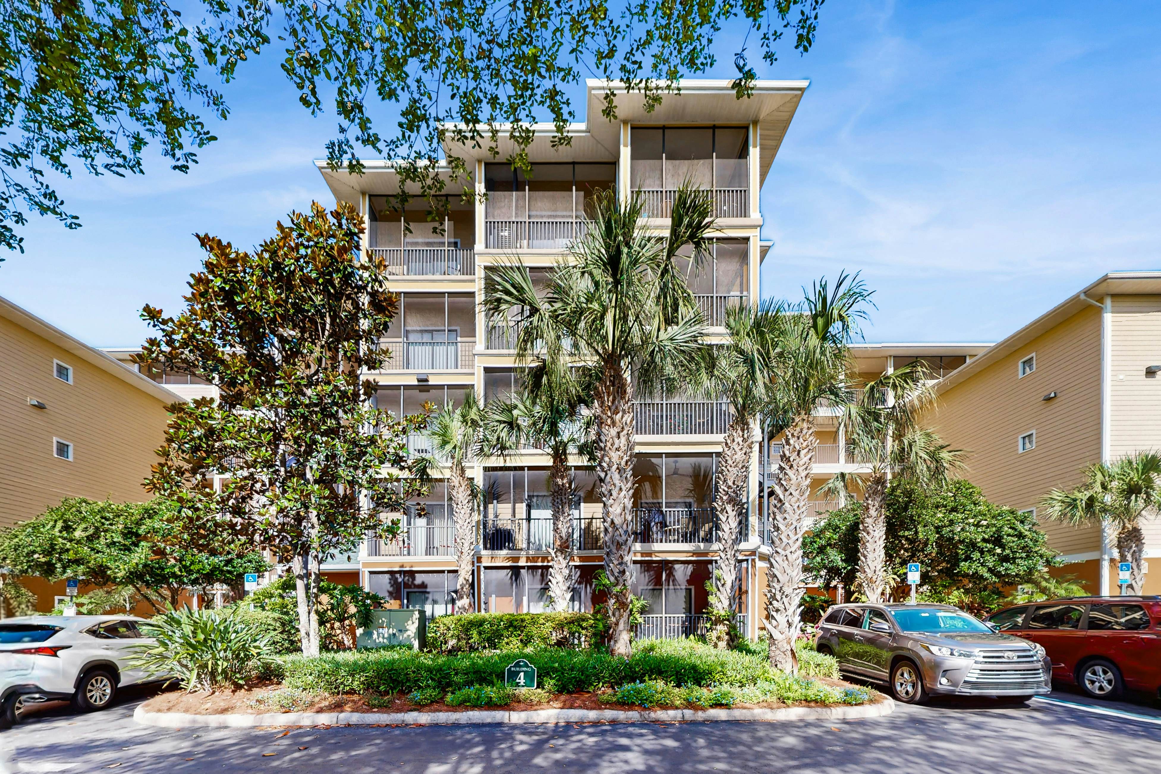 4th floor condo w/ hot tub, balcony, shared pools, sauna, gym, near theme parks