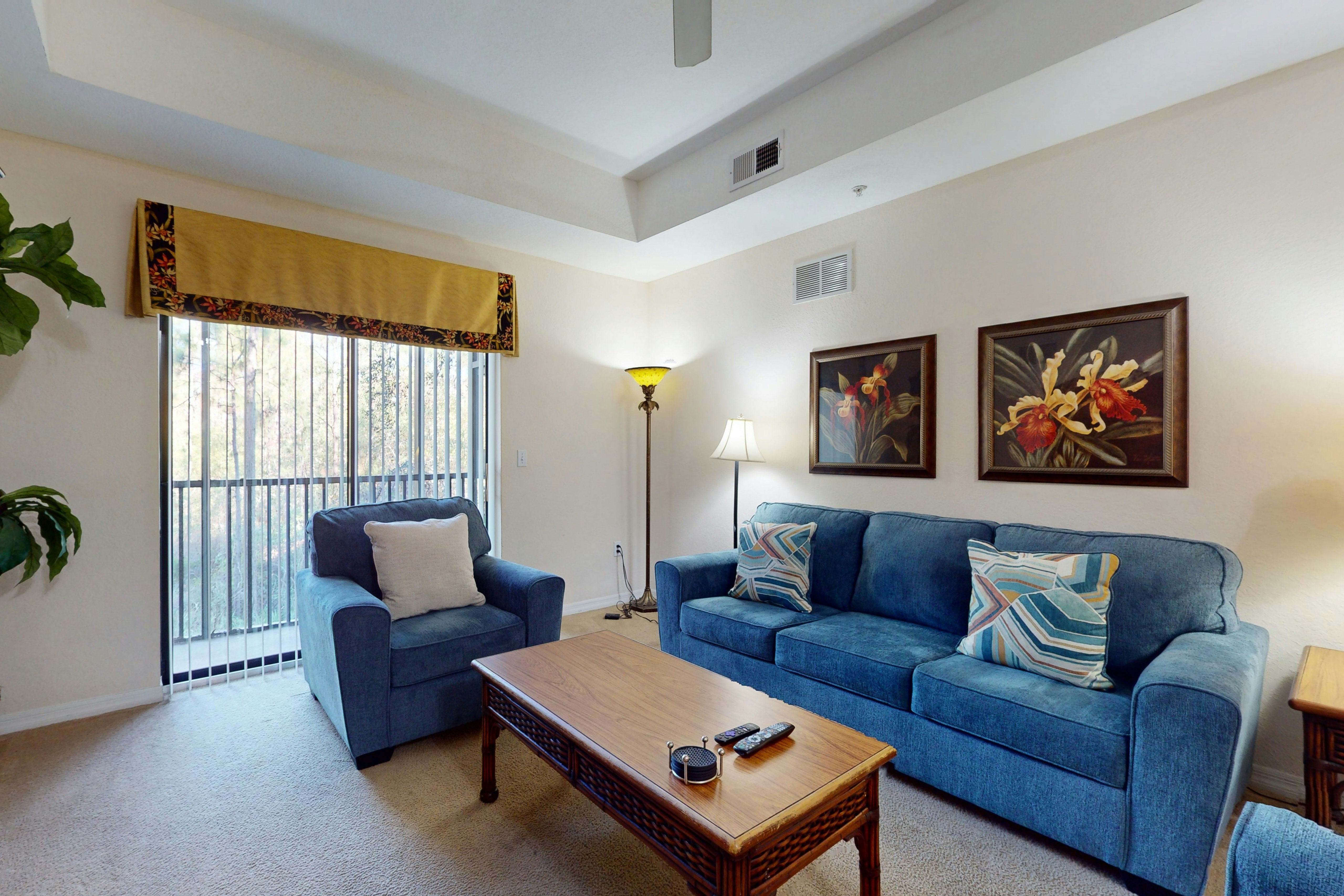 2nd floor condo w/ pools, sauna, hot tub, balcony, gym, near theme parks