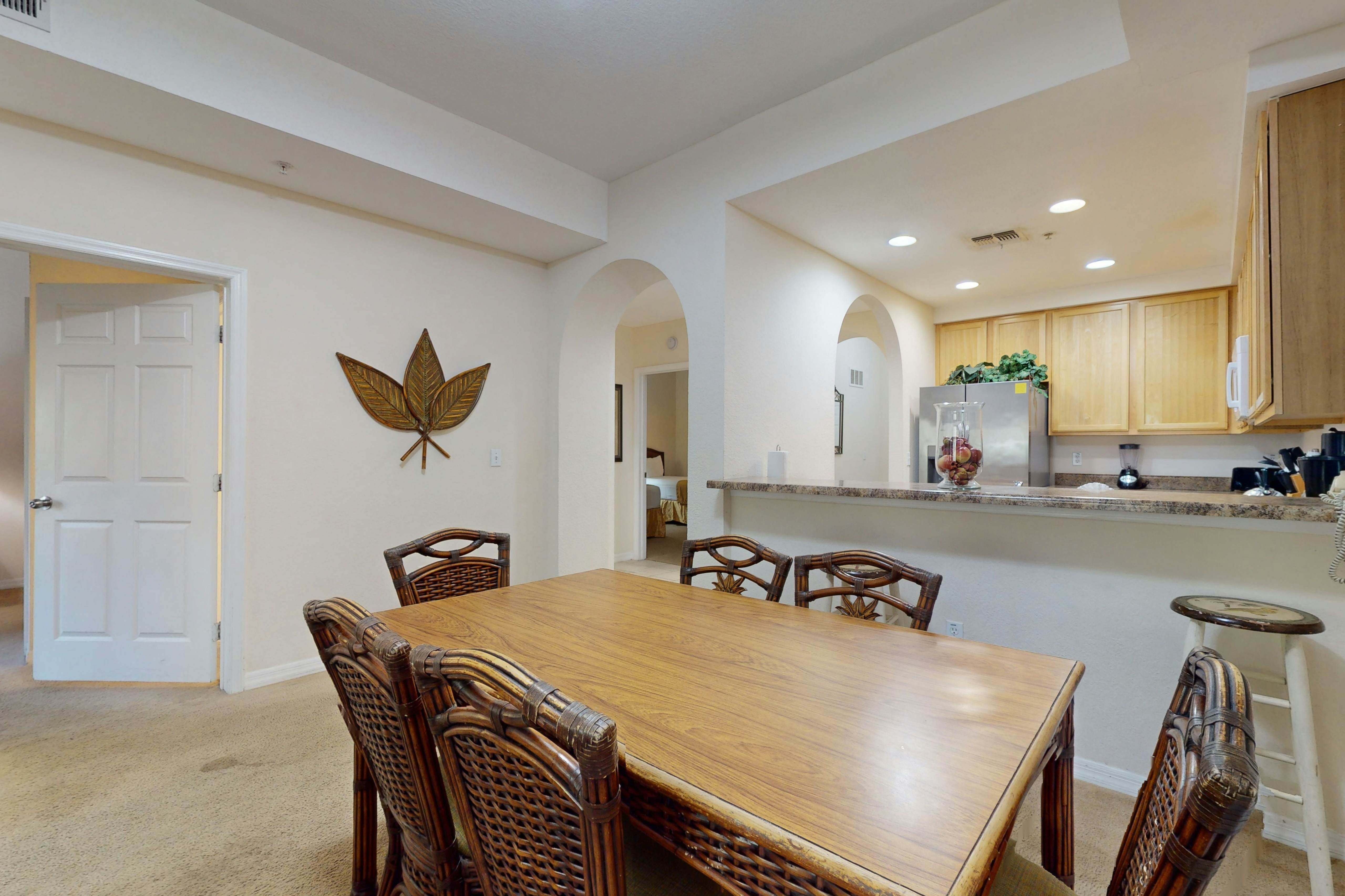 2nd floor condo w/ pools, sauna, hot tub, balcony, gym, near theme parks