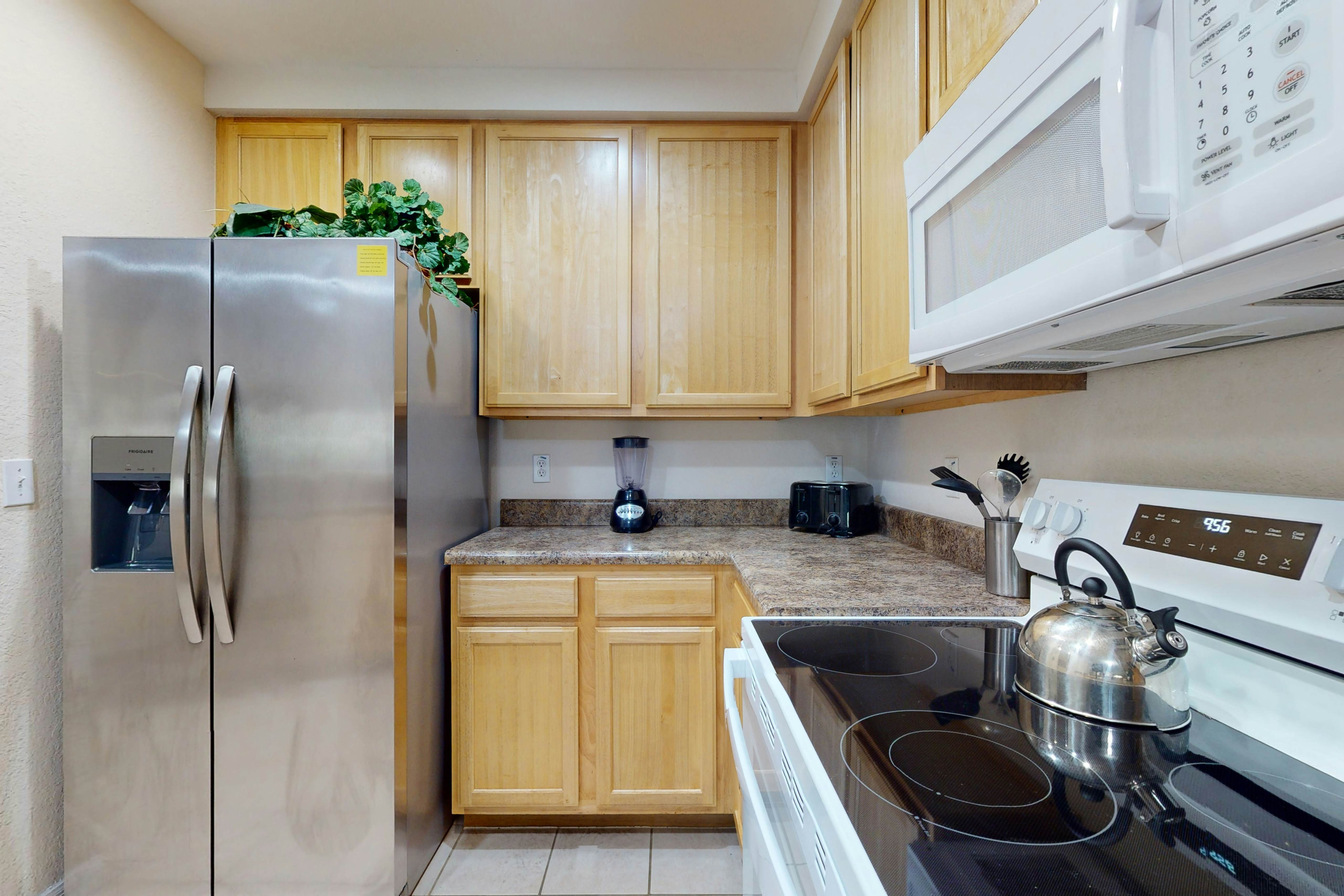 2nd floor condo w/ pools, sauna, hot tub, balcony, gym, near theme parks