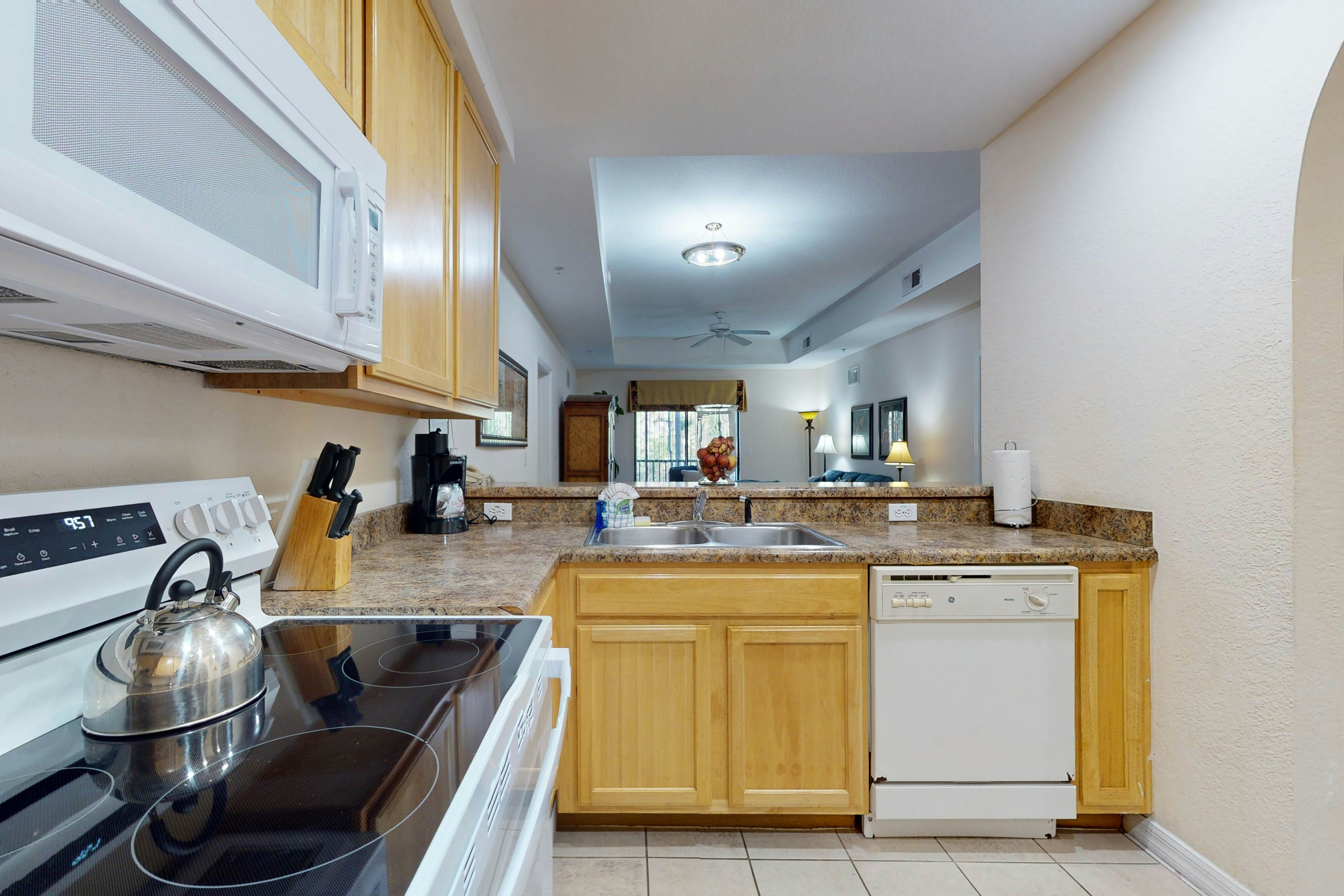 2nd floor condo w/ pools, sauna, hot tub, balcony, gym, near theme parks