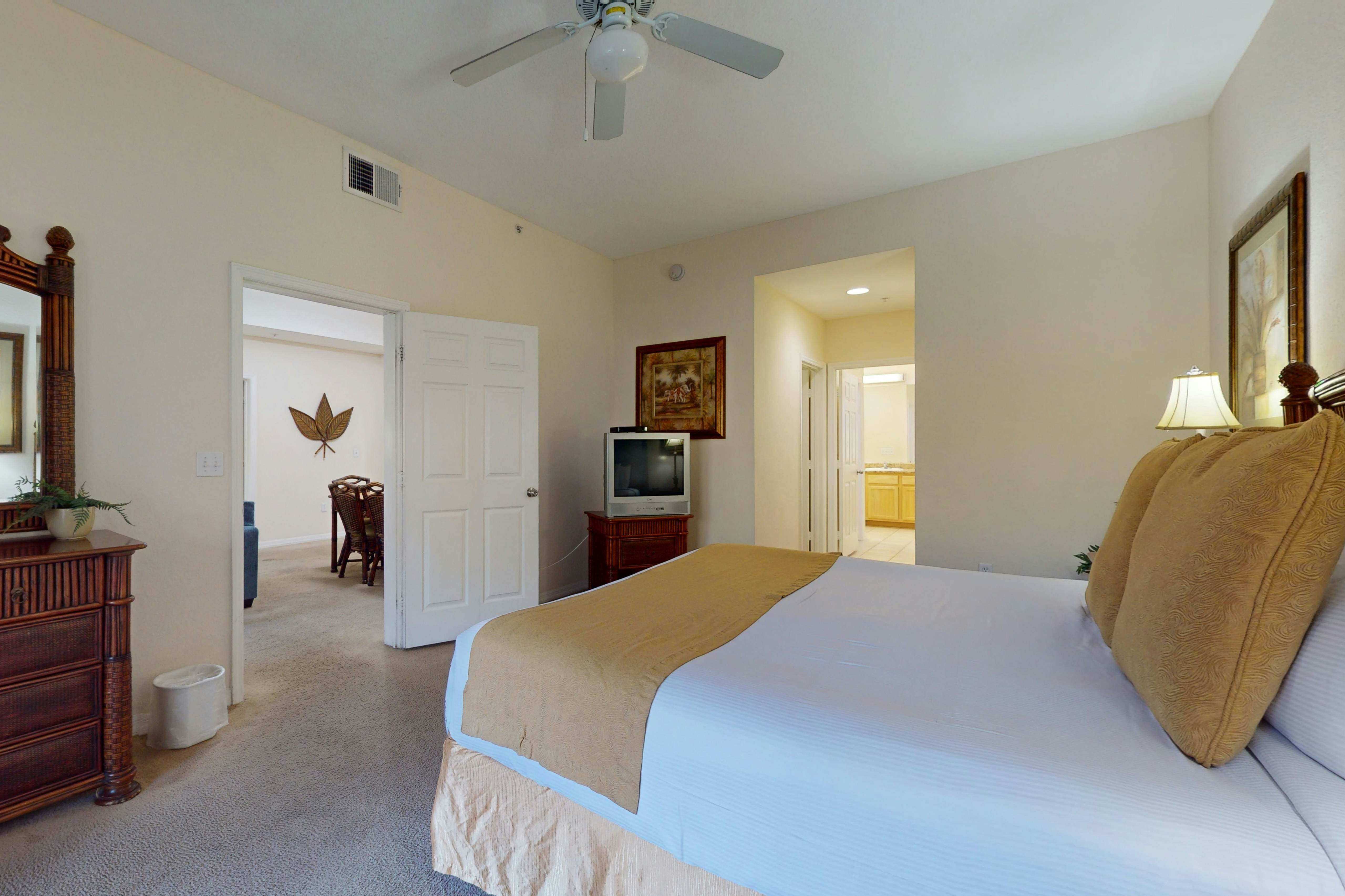 2nd floor condo w/ pools, sauna, hot tub, balcony, gym, near theme parks