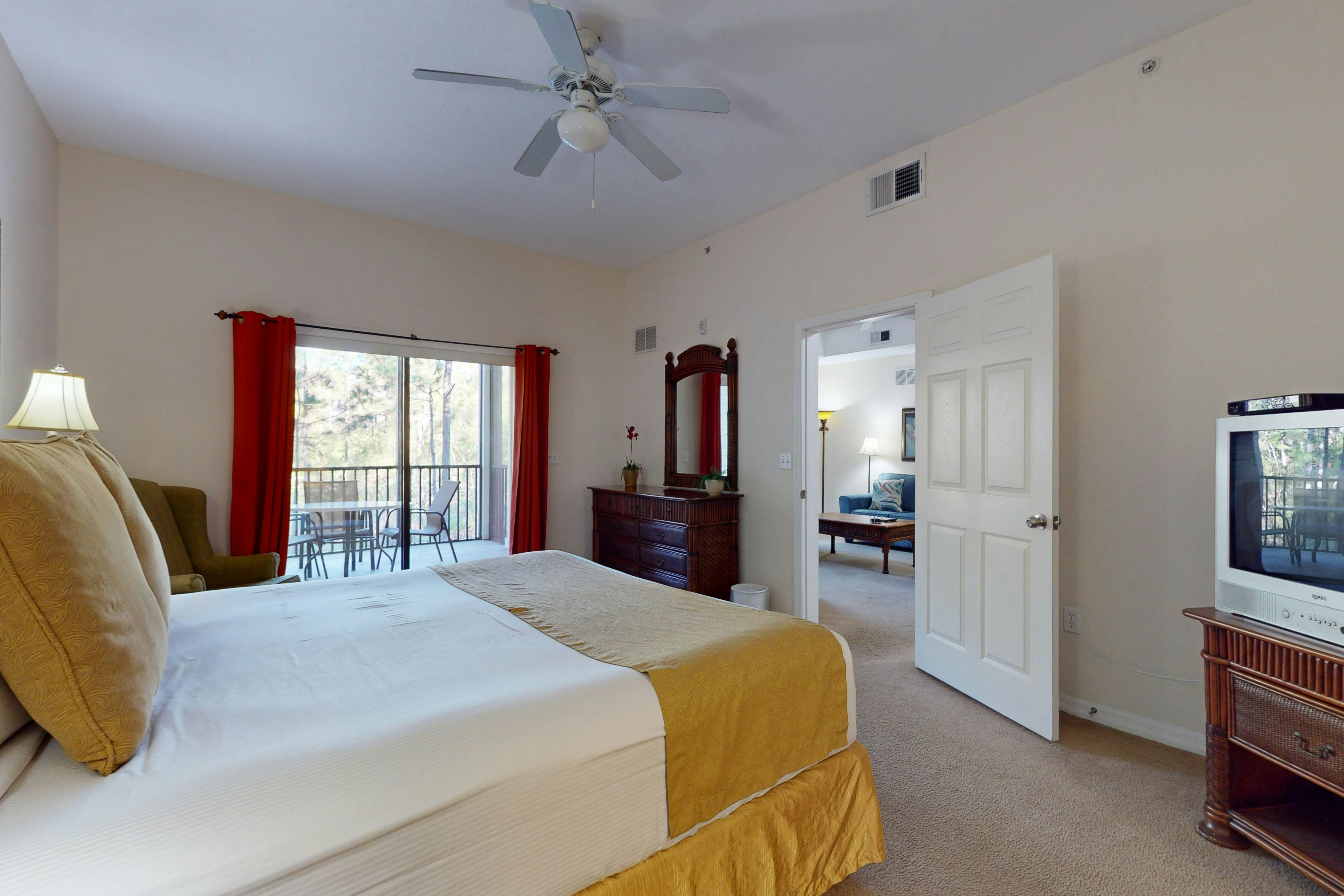 2nd floor condo w/ pools, sauna, hot tub, balcony, gym, near theme parks