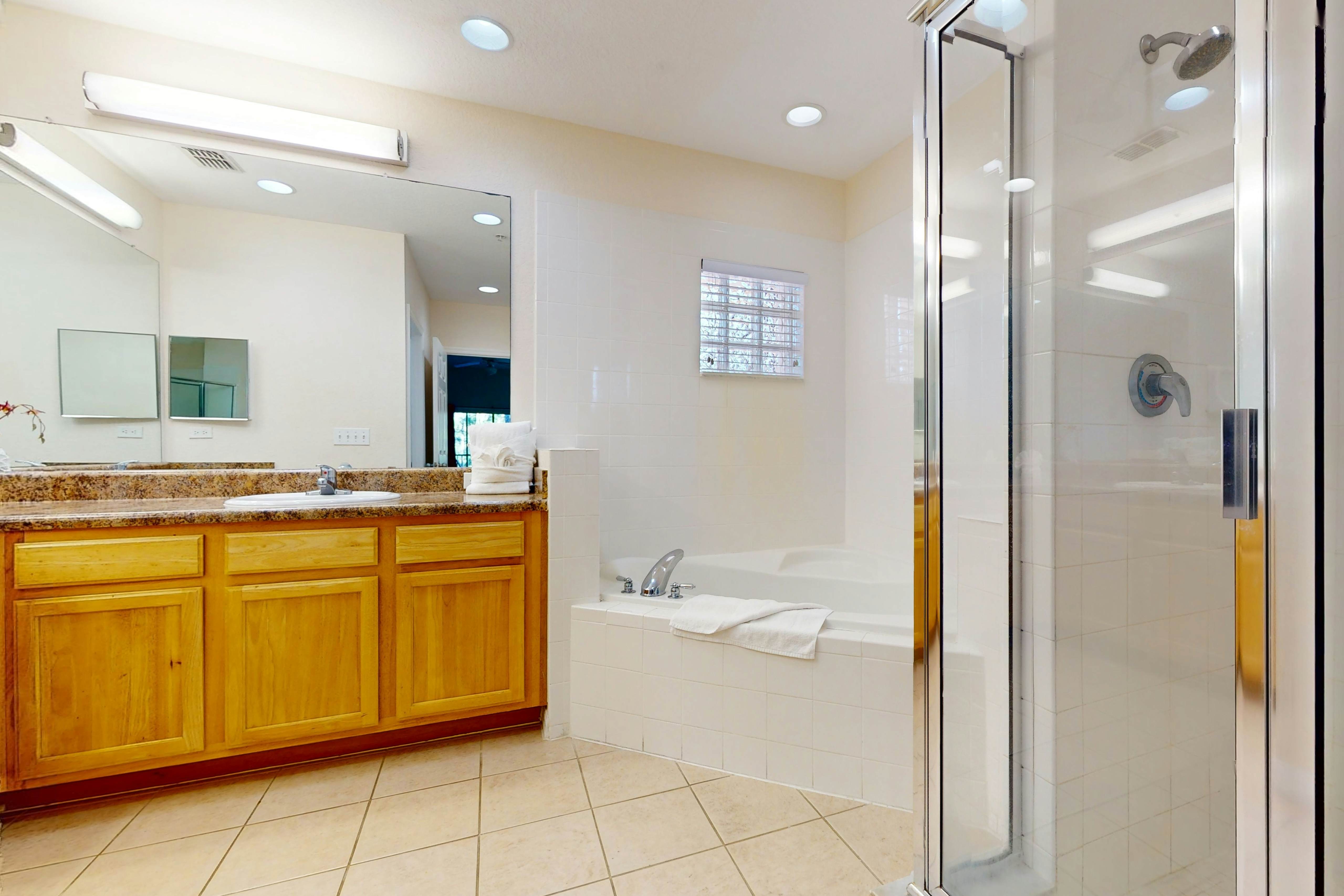 2nd floor condo w/ pools, sauna, hot tub, balcony, gym, near theme parks