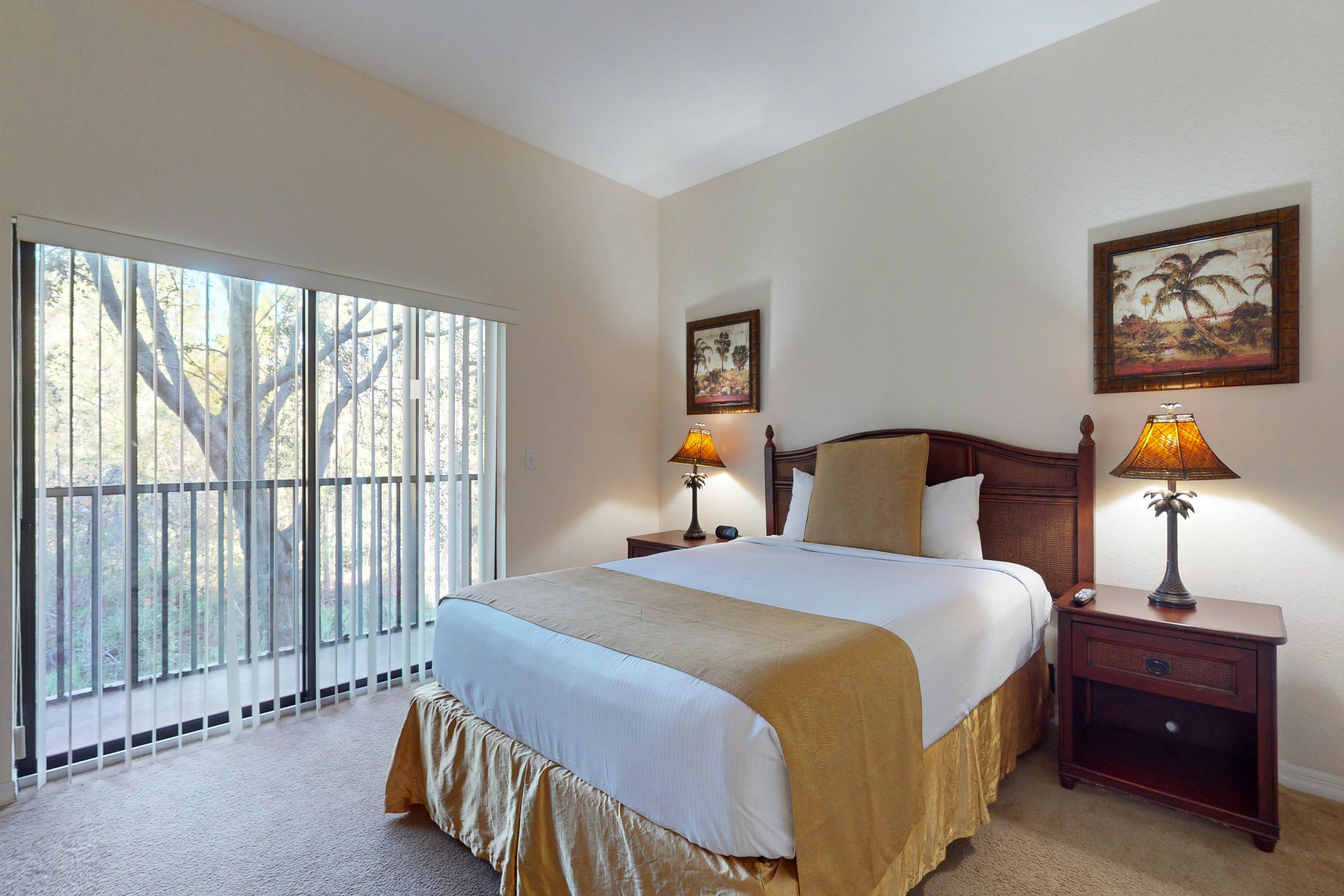 2nd floor condo w/ pools, sauna, hot tub, balcony, gym, near theme parks