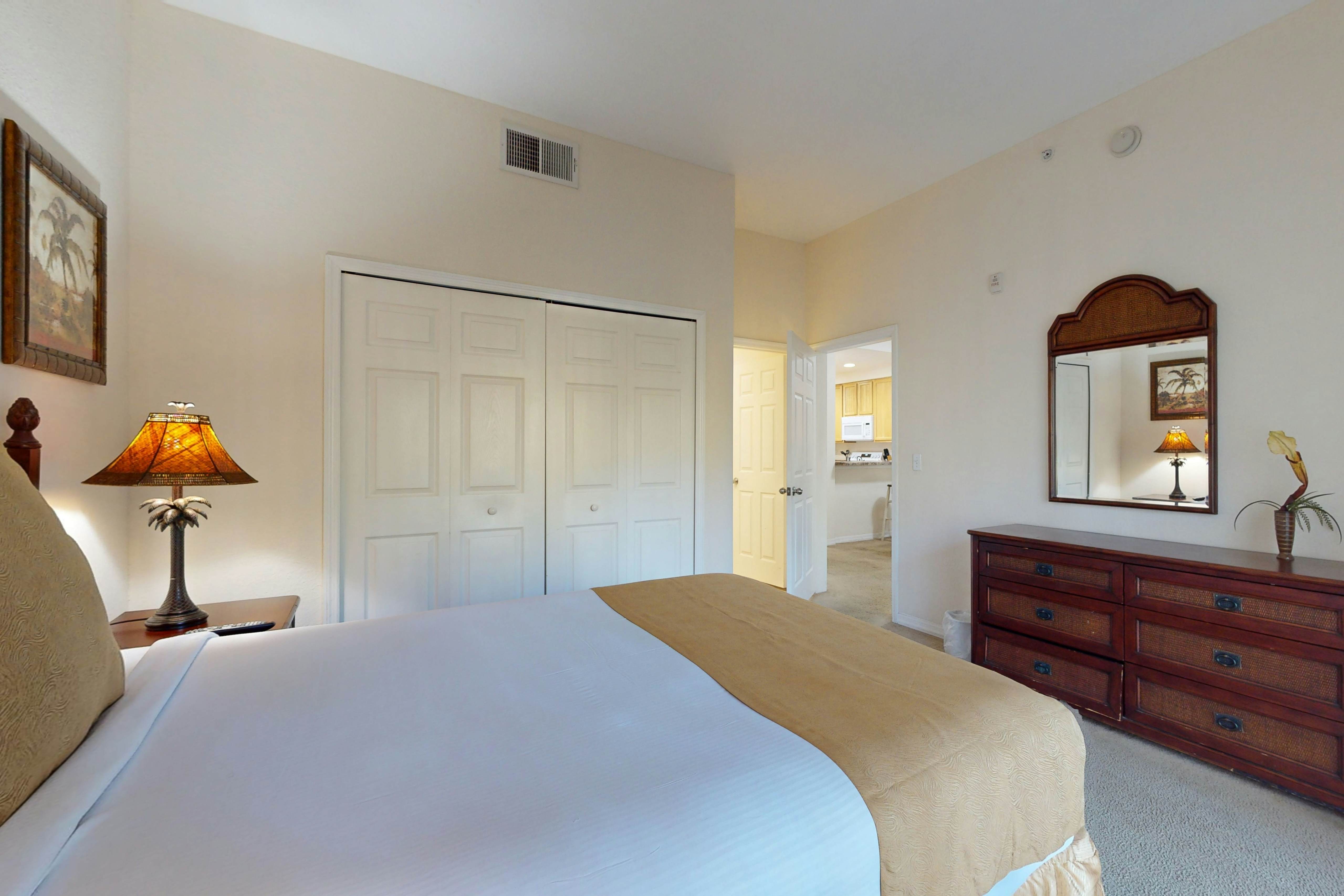 2nd floor condo w/ pools, sauna, hot tub, balcony, gym, near theme parks