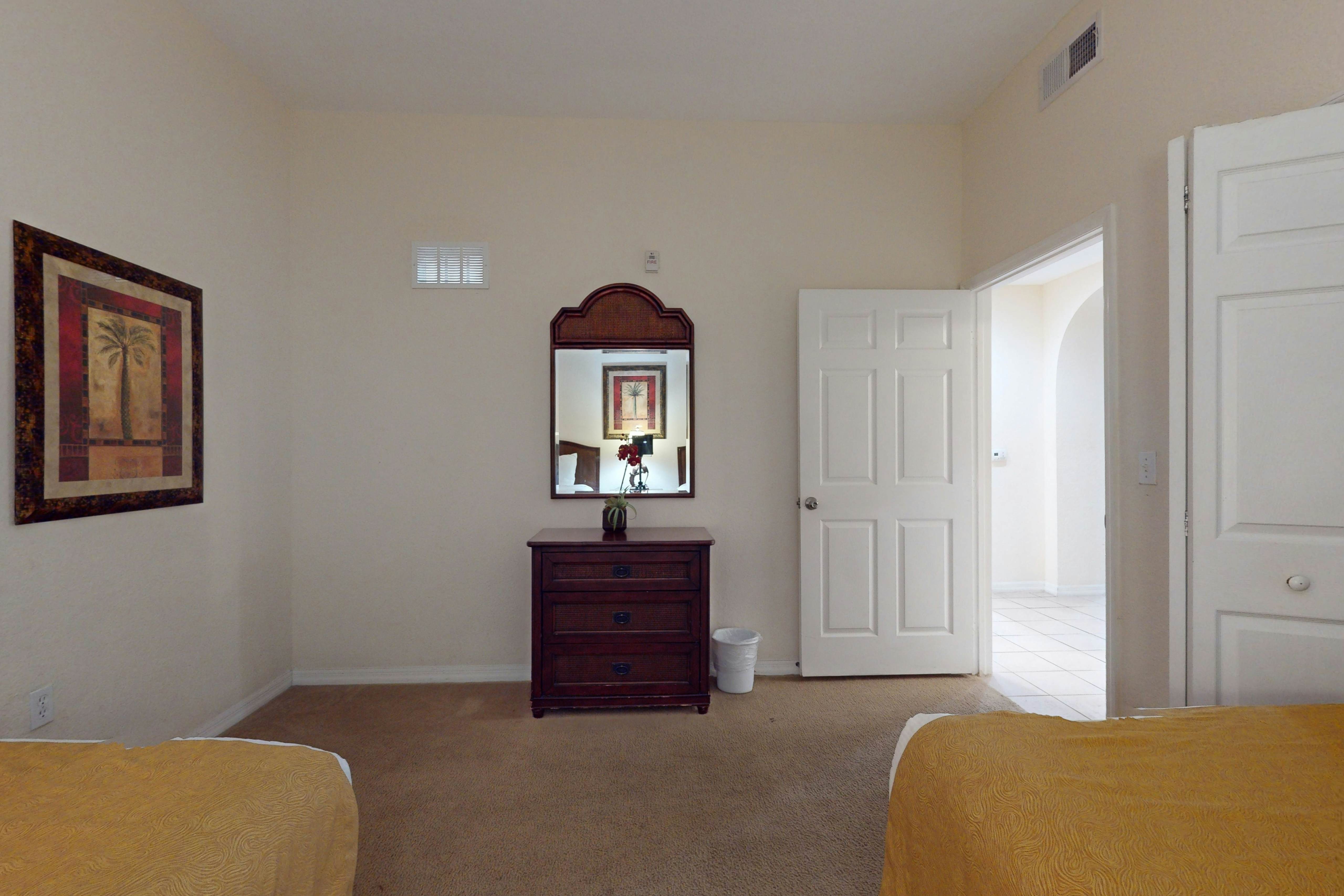 2nd floor condo w/ pools, sauna, hot tub, balcony, gym, near theme parks