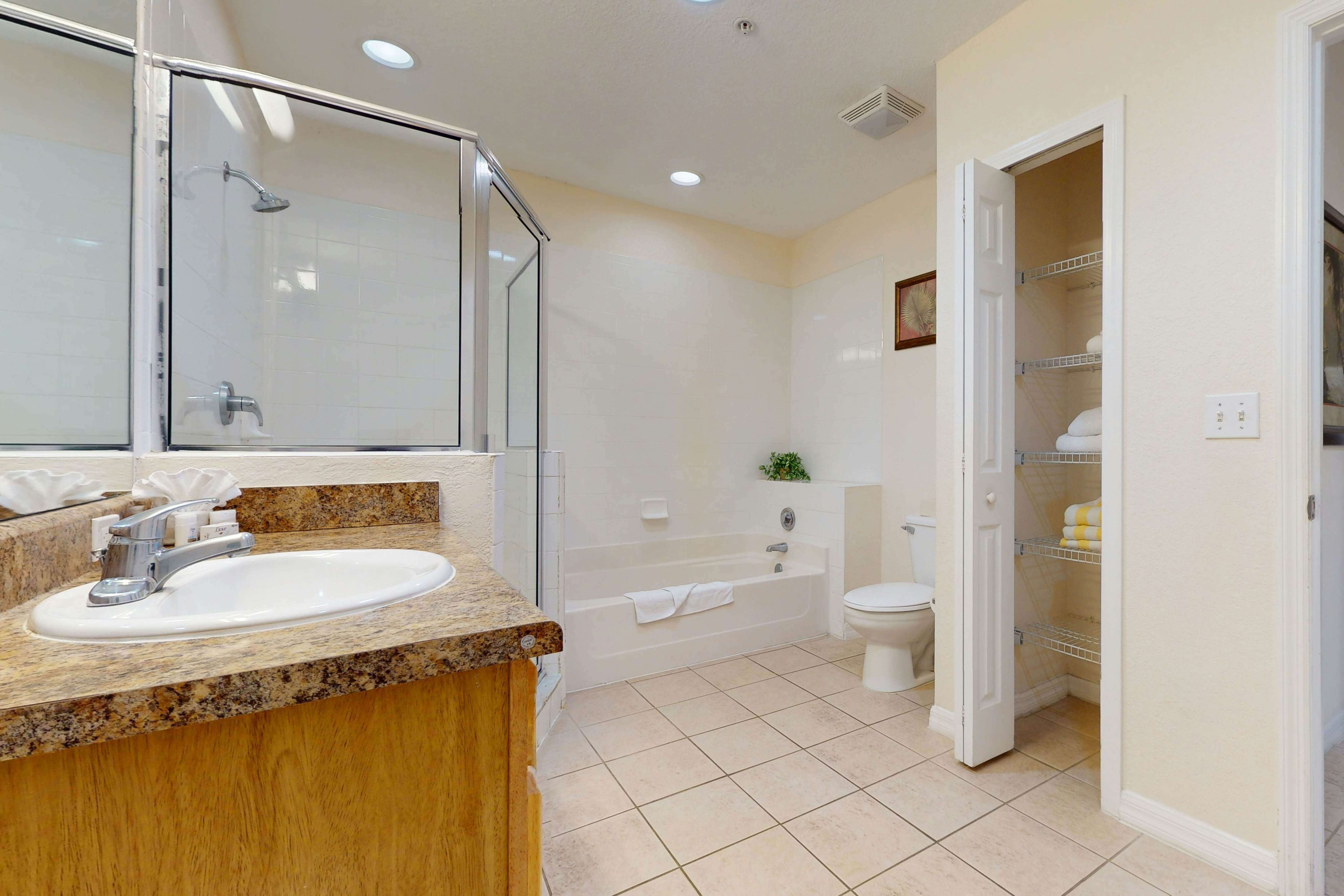 2nd floor condo w/ pools, sauna, hot tub, balcony, gym, near theme parks