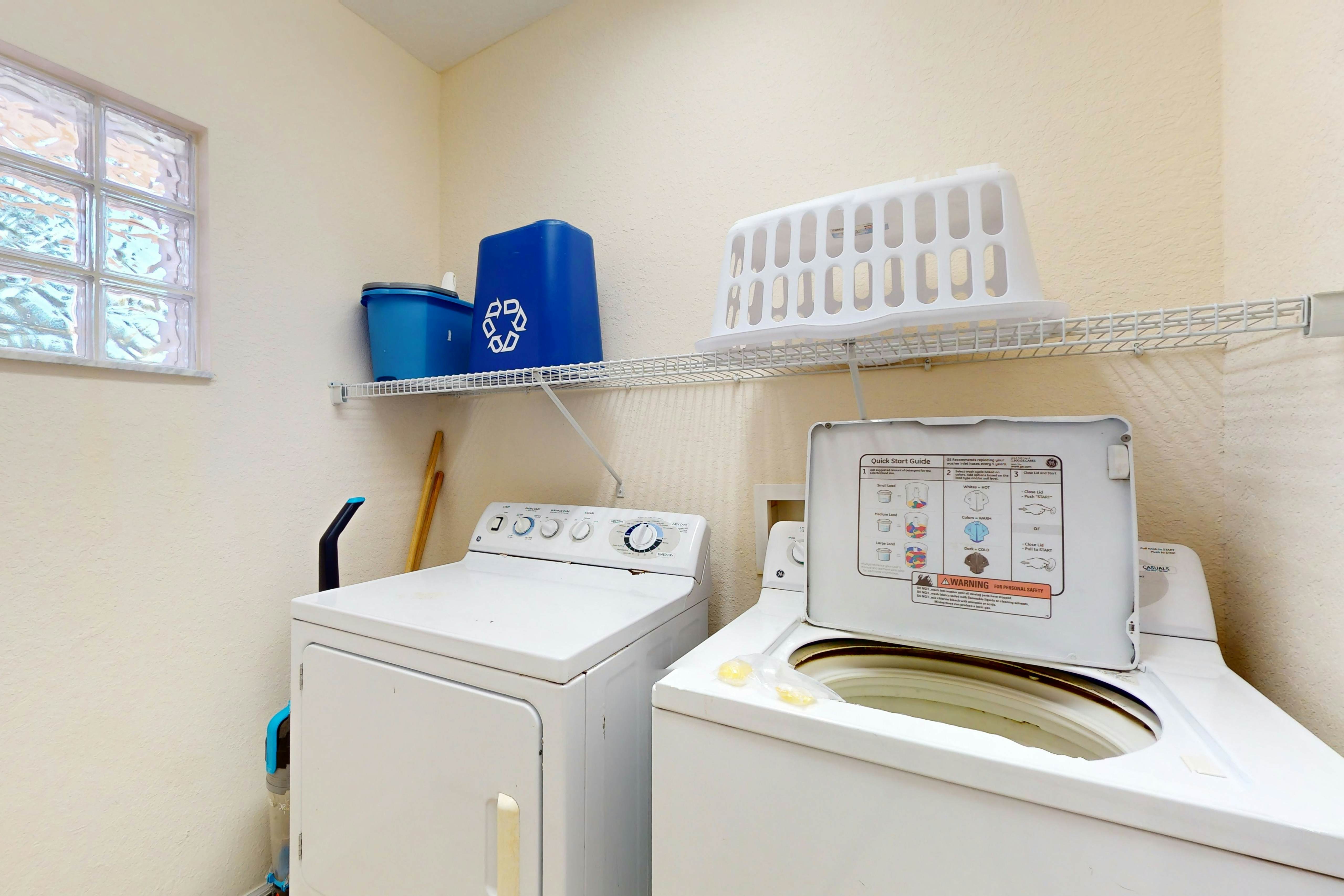 2nd floor condo w/ pools, sauna, hot tub, balcony, gym, near theme parks