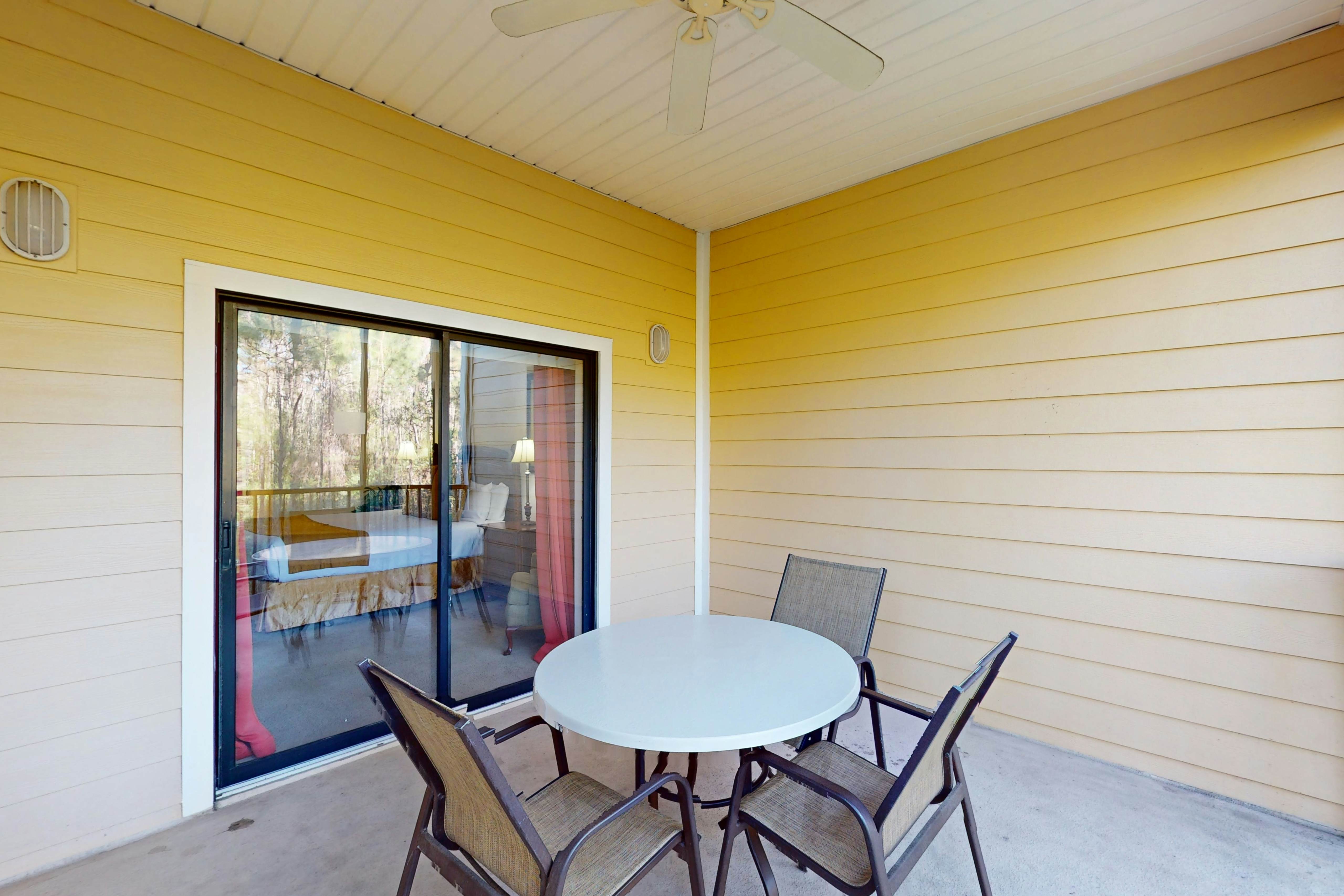 2nd floor condo w/ pools, sauna, hot tub, balcony, gym, near theme parks