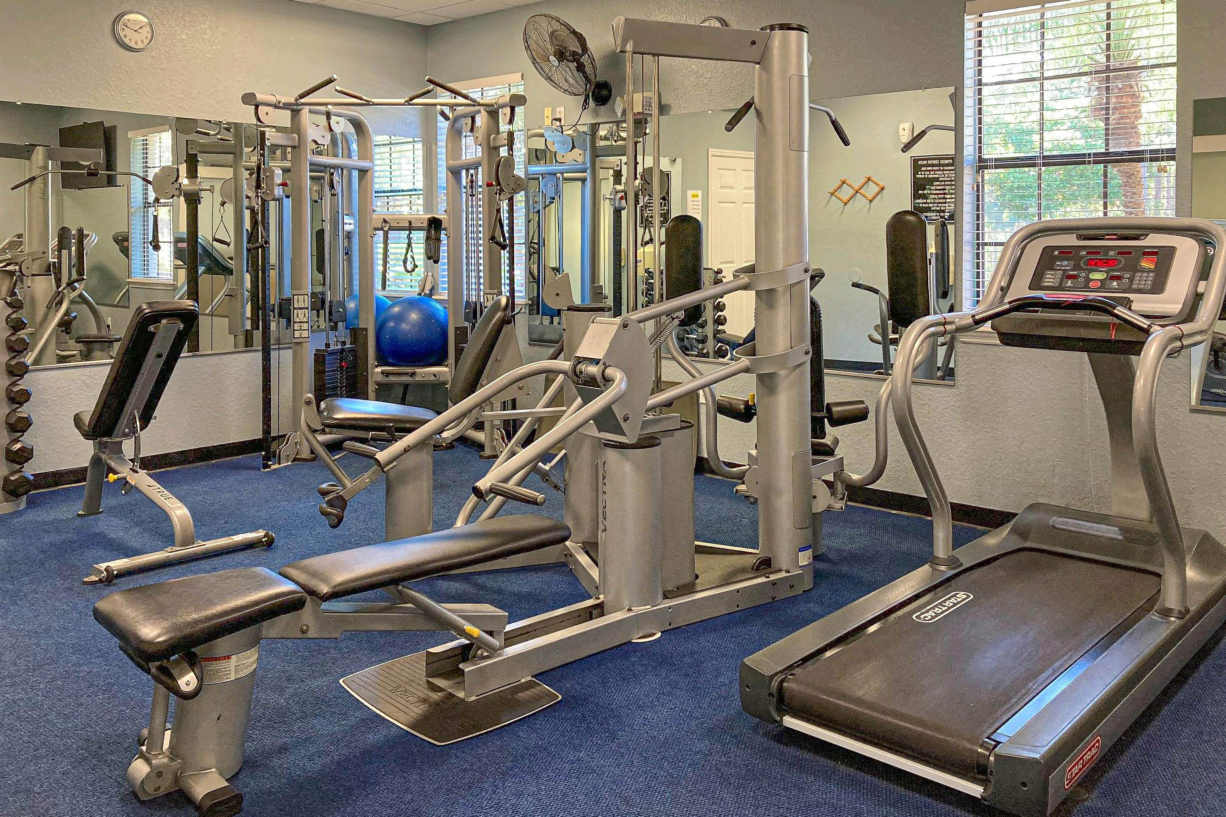 2nd floor condo w/ pools, sauna, hot tub, balcony, gym, near theme parks