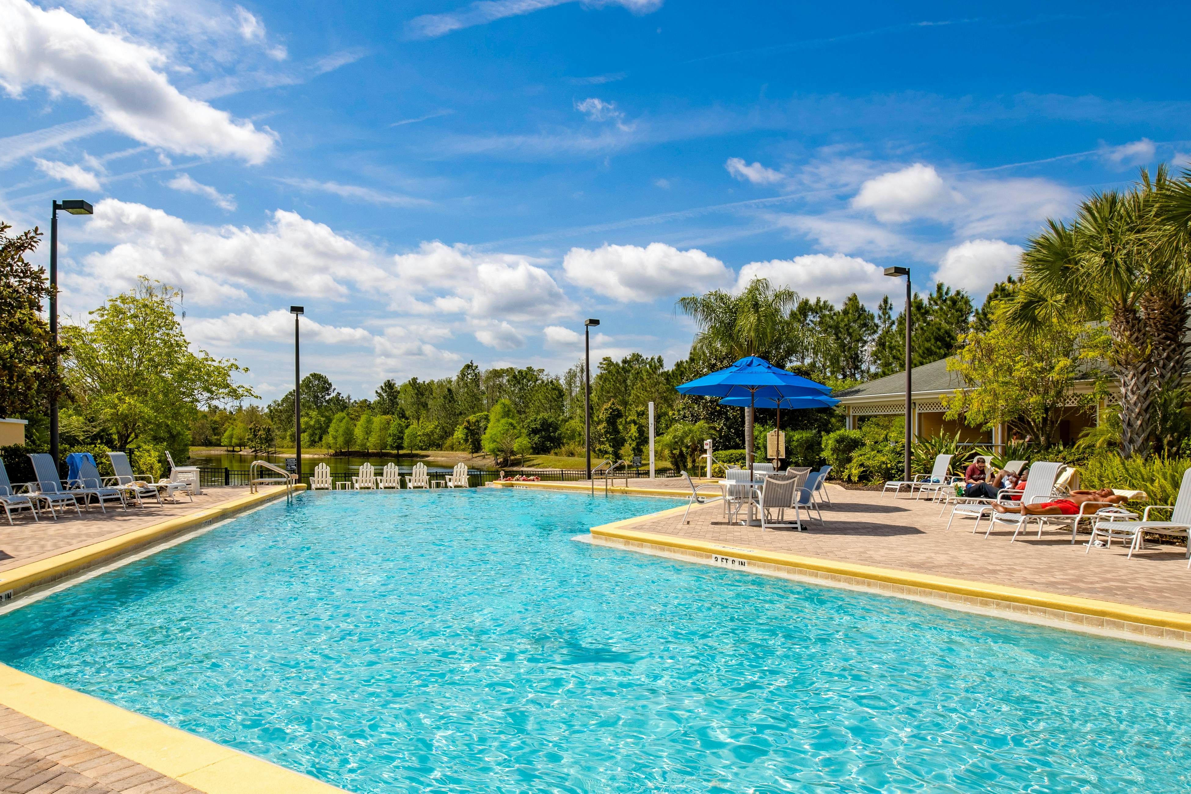 2nd floor condo w/ pools, sauna, hot tub, balcony, gym, near theme parks