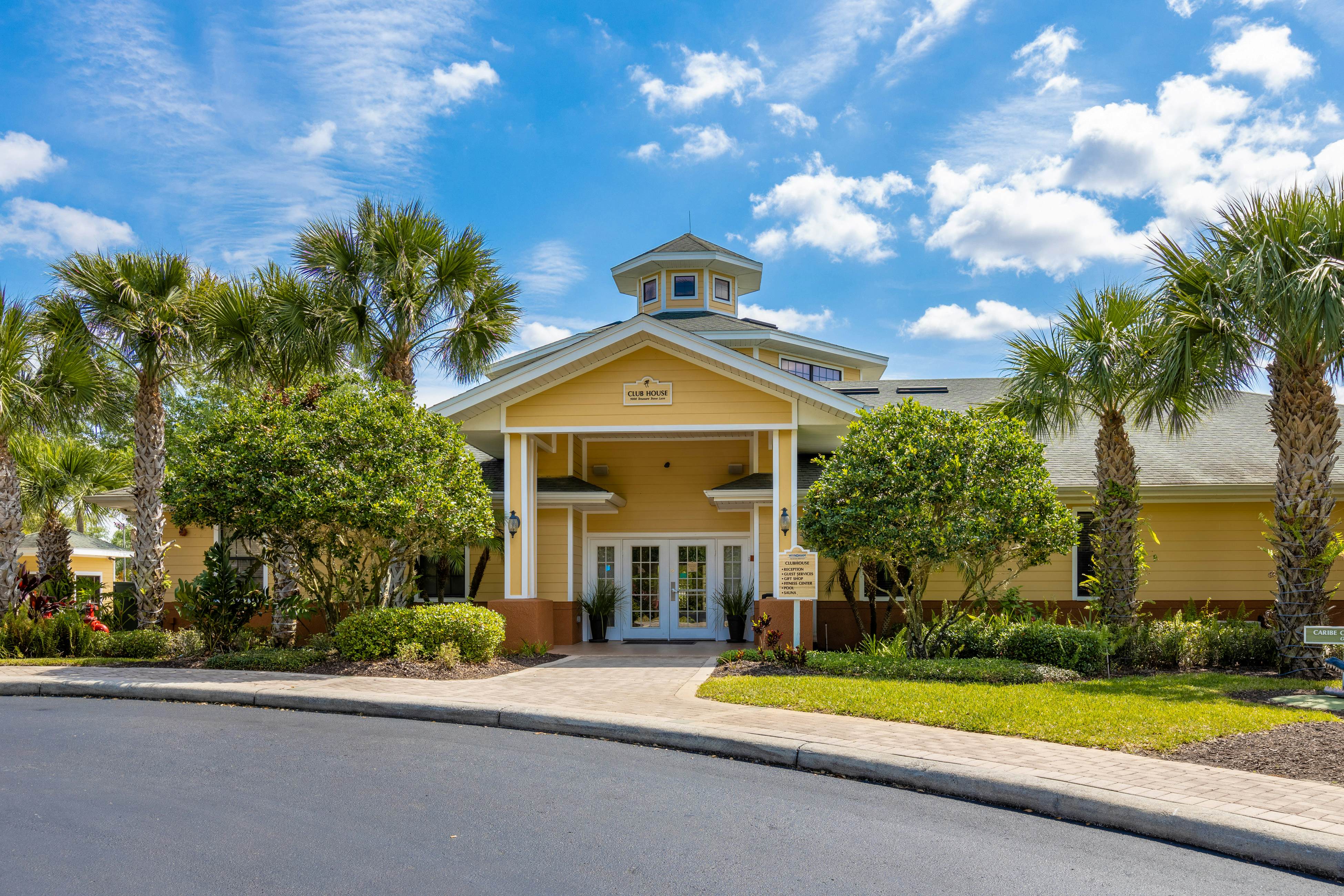 2nd floor condo w/ pools, sauna, hot tub, balcony, gym, near theme parks