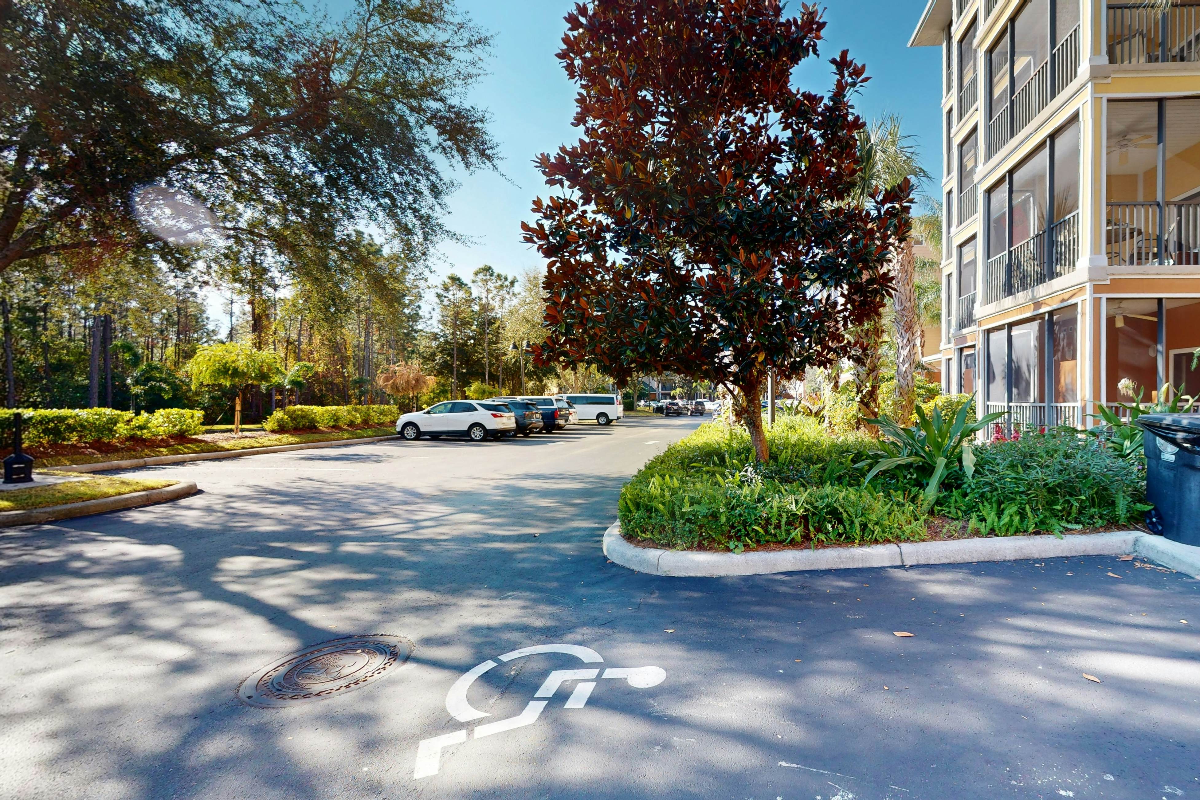 2nd floor condo w/ pools, sauna, hot tub, balcony, gym, near theme parks