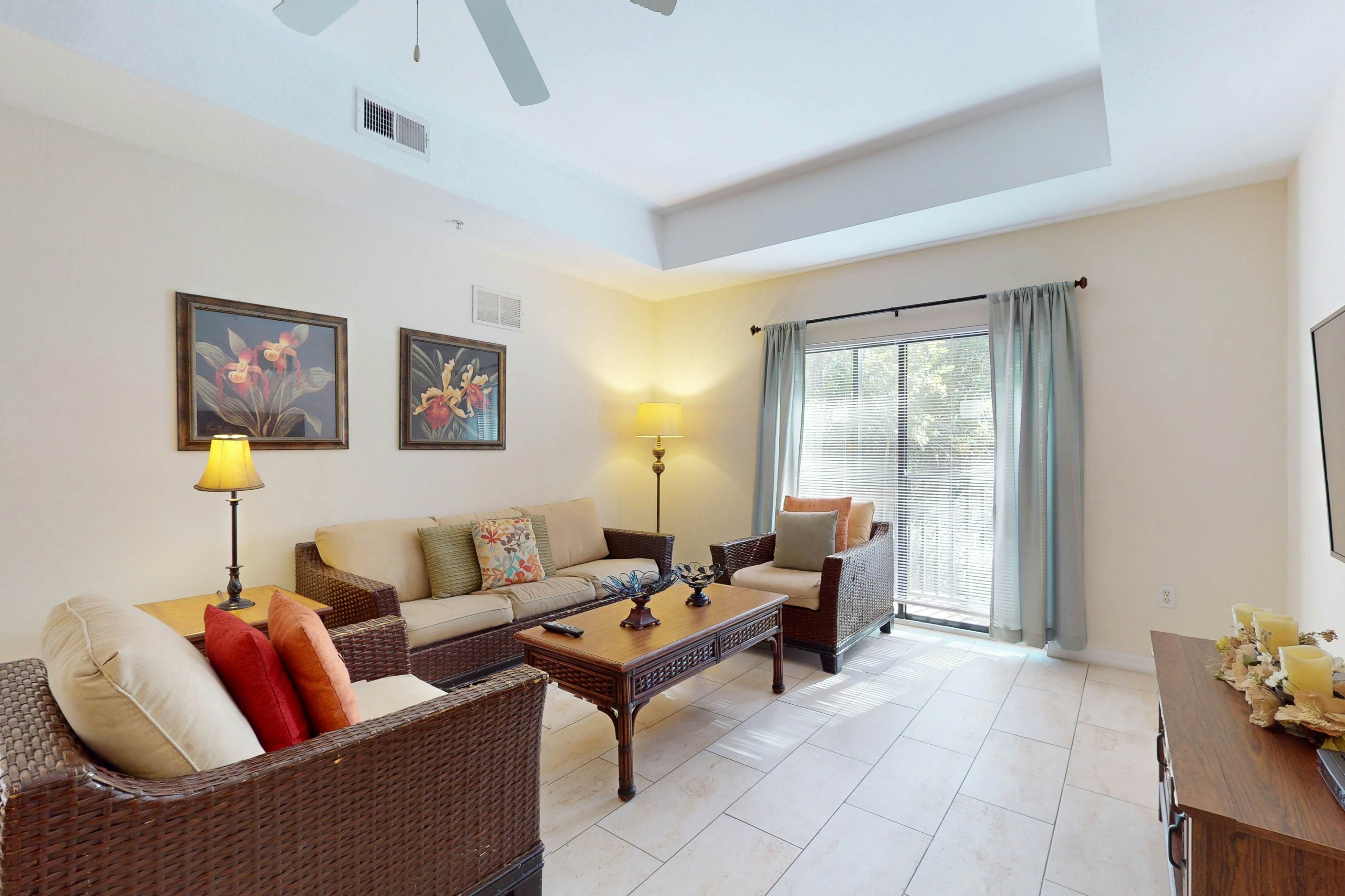 1st floor condo w/ sauna, shared pools, limited-mobility access, patio, gym