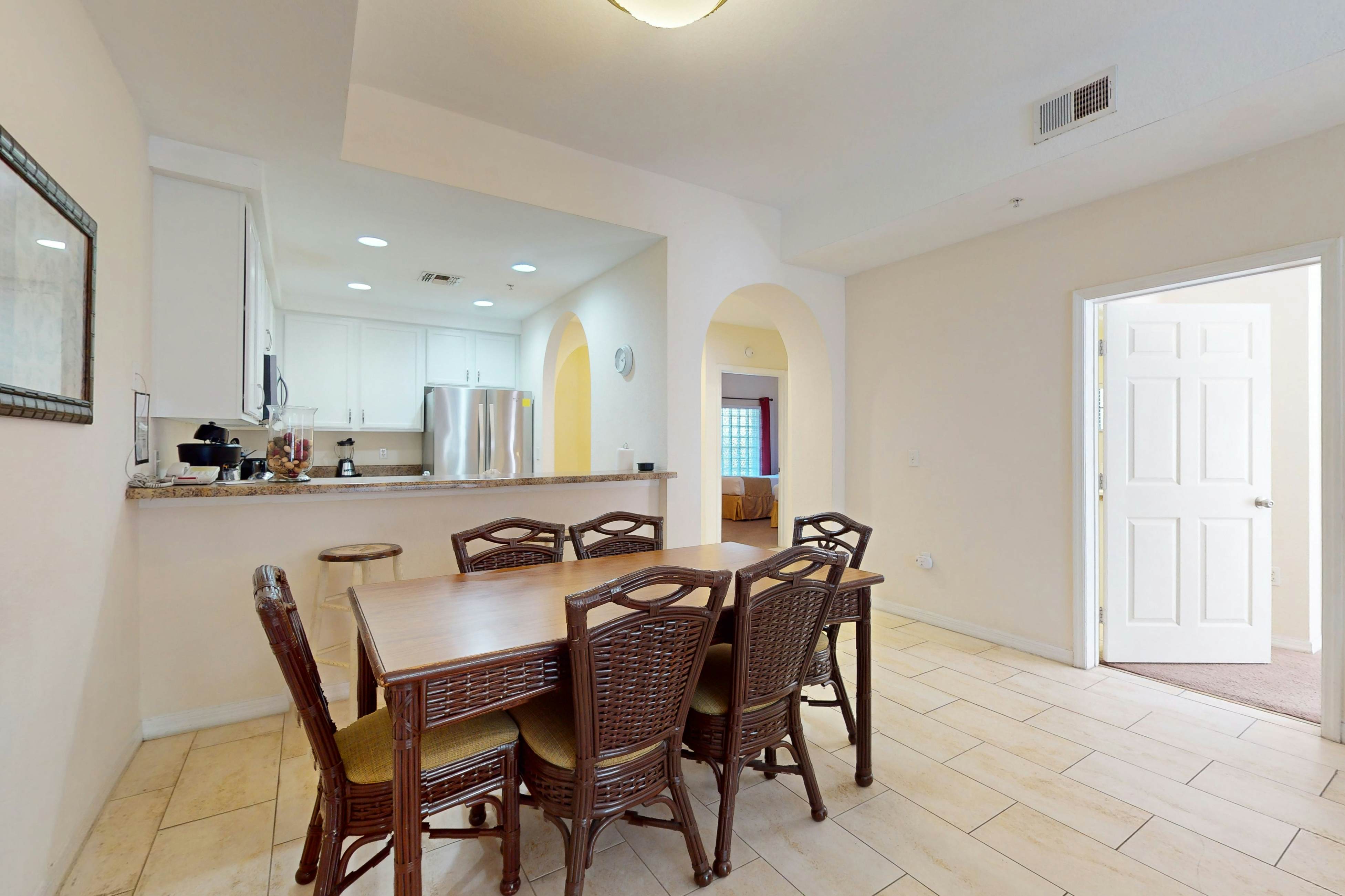 1st floor condo w/ sauna, shared pools, limited-mobility access, patio, gym