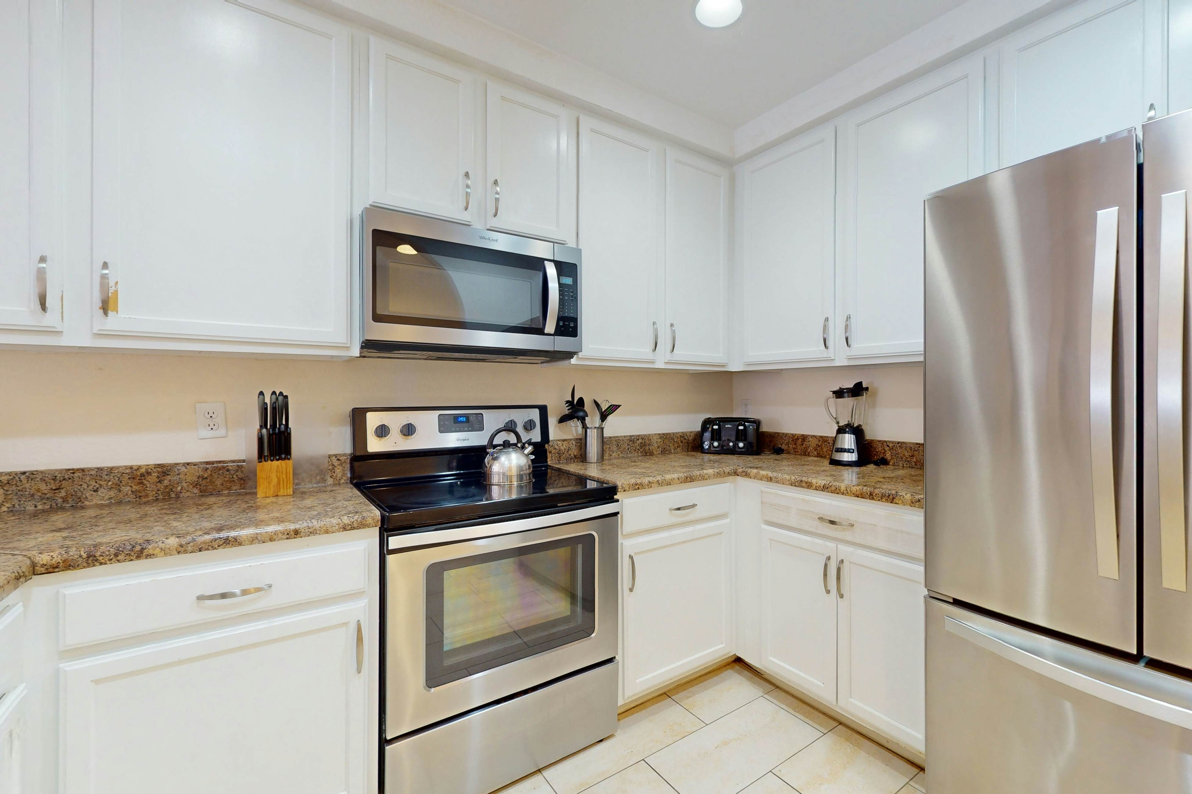 1st floor condo w/ sauna, shared pools, limited-mobility access, patio, gym