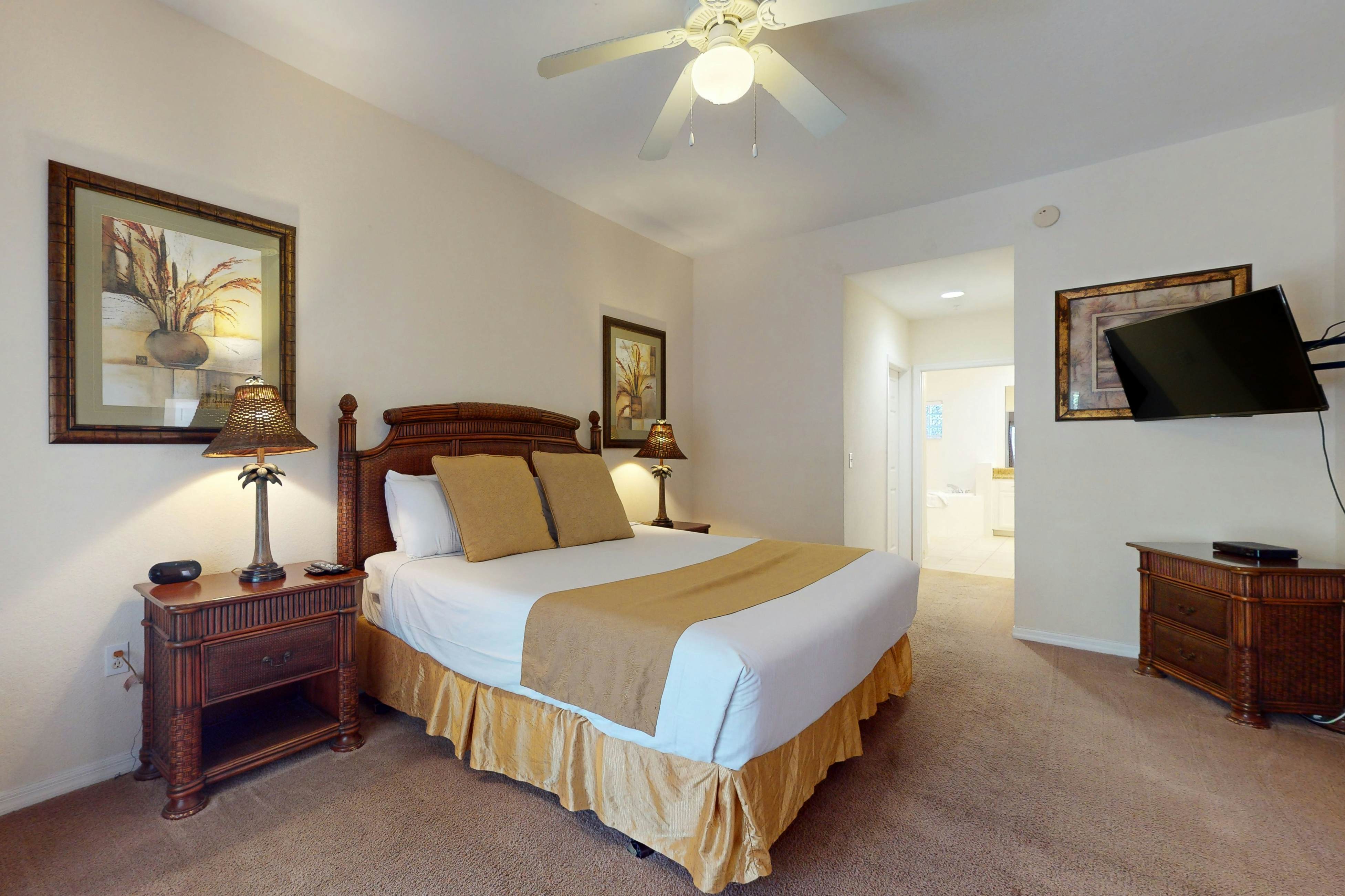 1st floor condo w/ sauna, shared pools, limited-mobility access, patio, gym