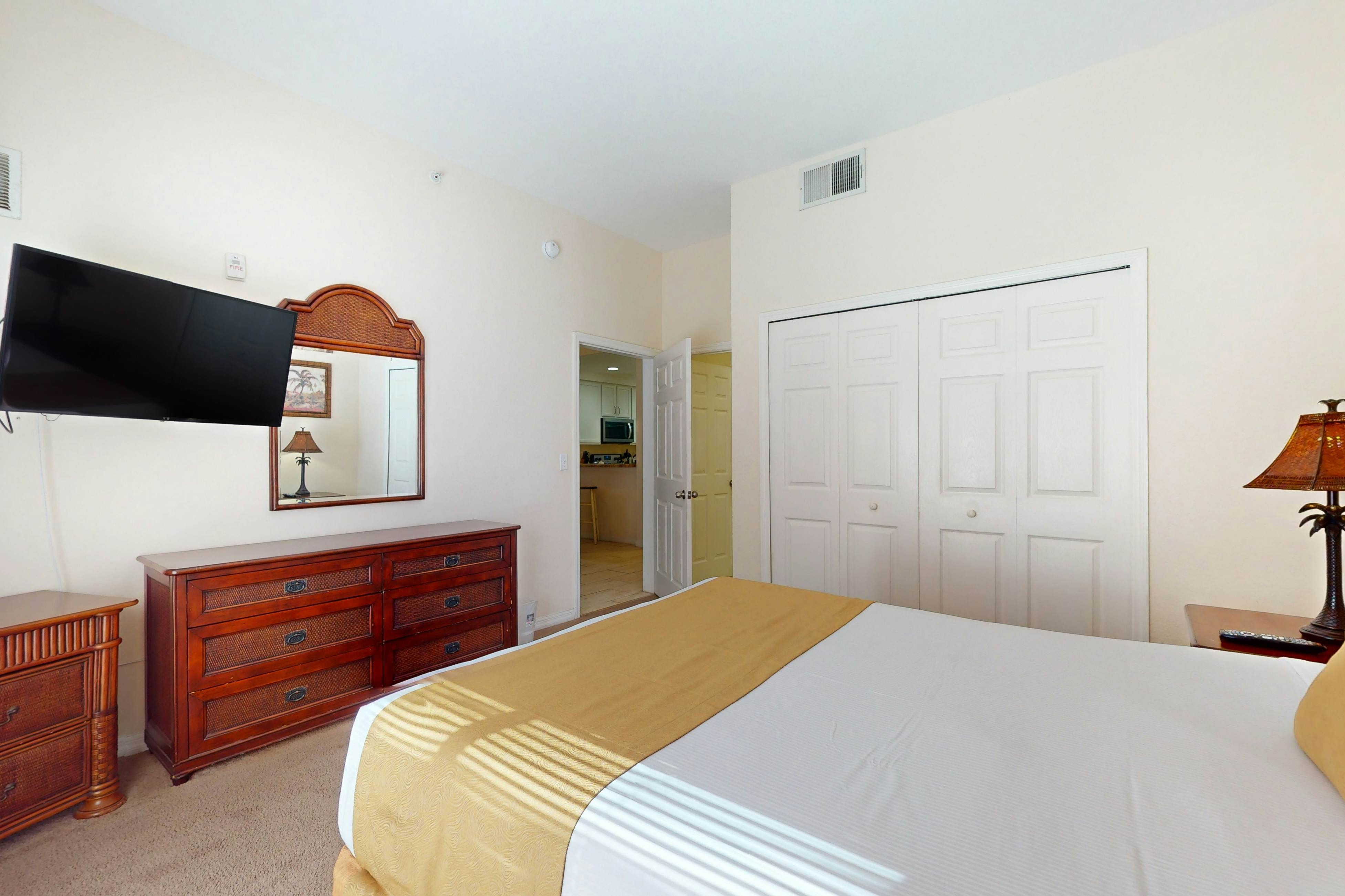 1st floor condo w/ sauna, shared pools, limited-mobility access, patio, gym