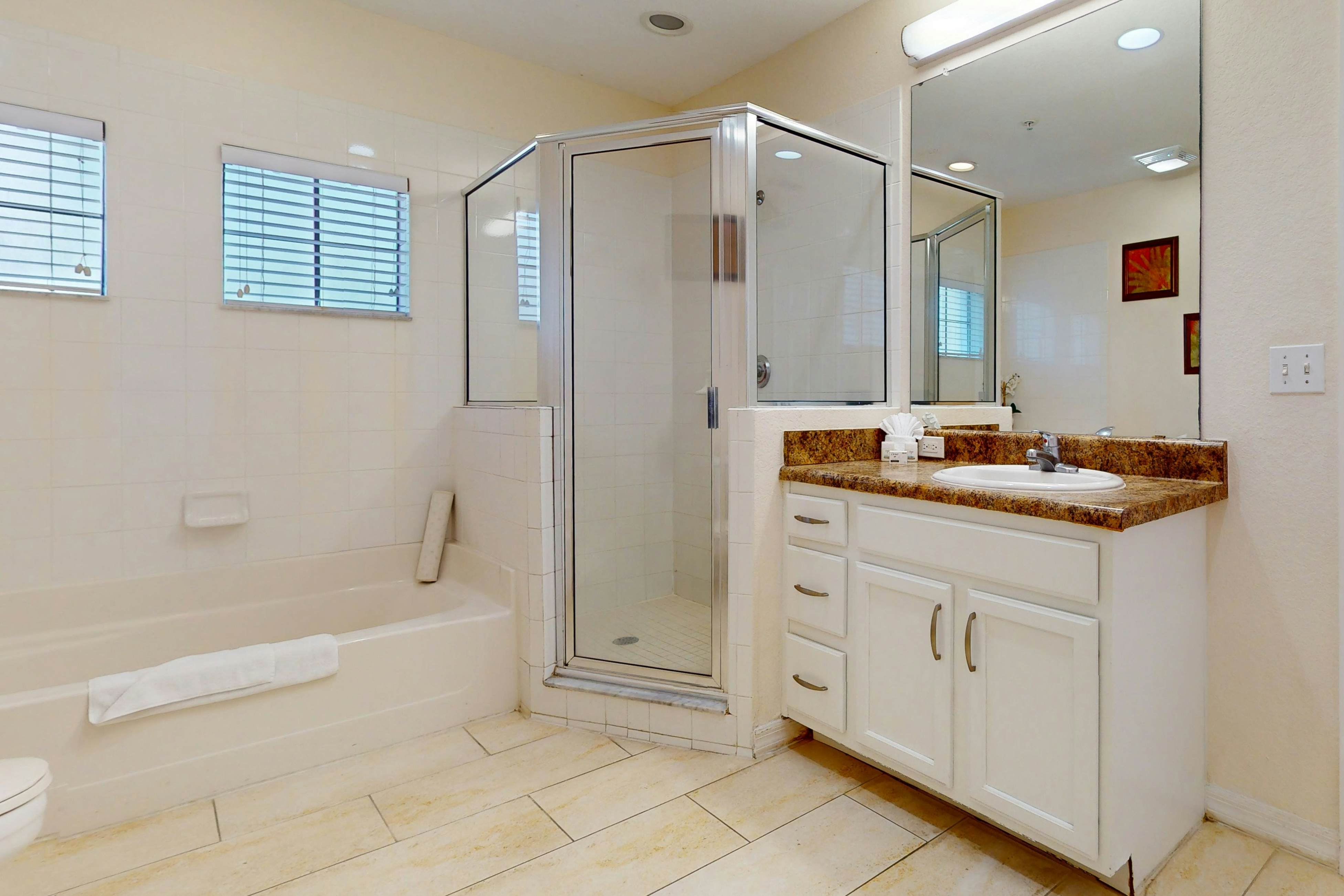 1st floor condo w/ sauna, shared pools, limited-mobility access, patio, gym