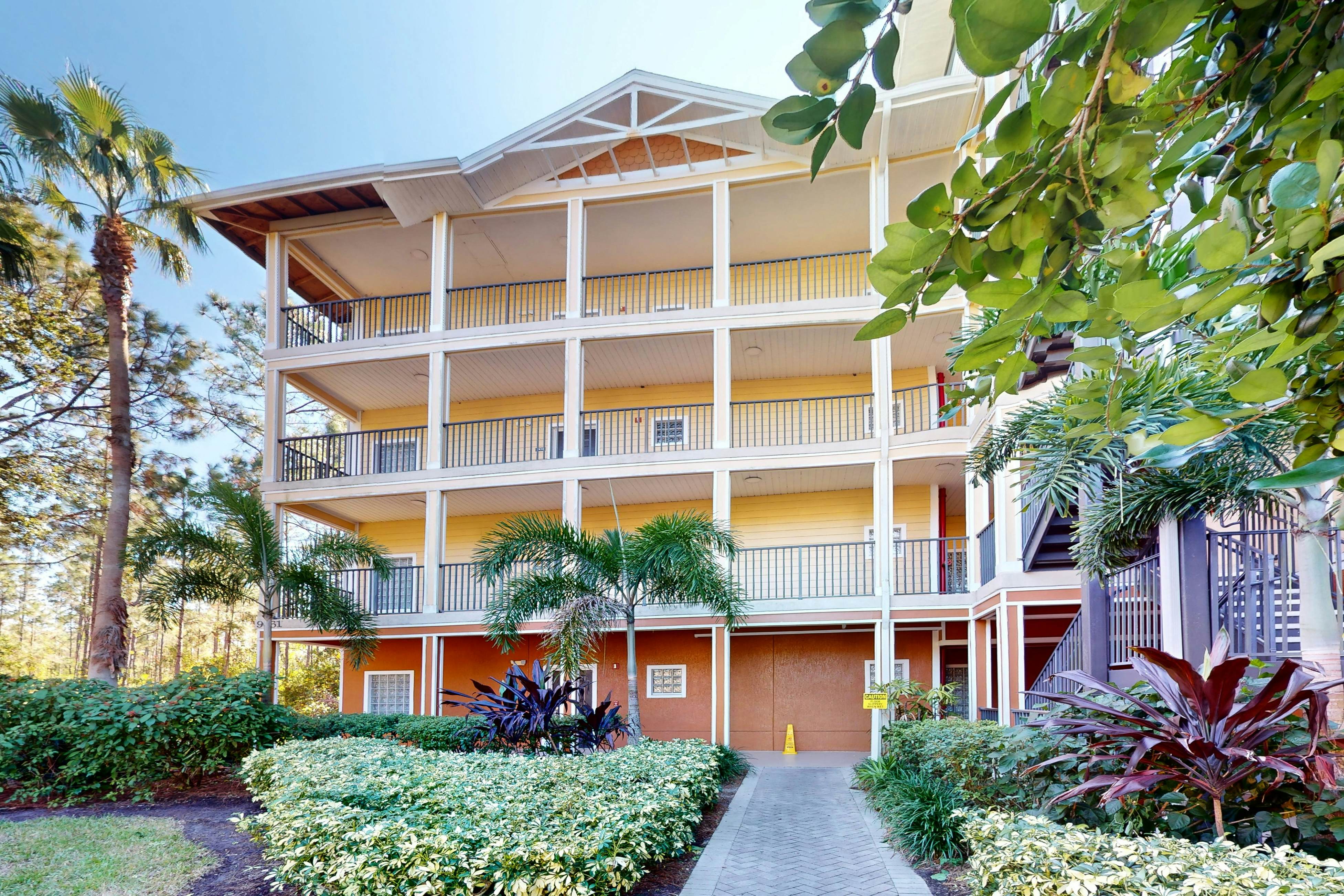 1st floor condo w/ sauna, shared pools, limited-mobility access, patio, gym