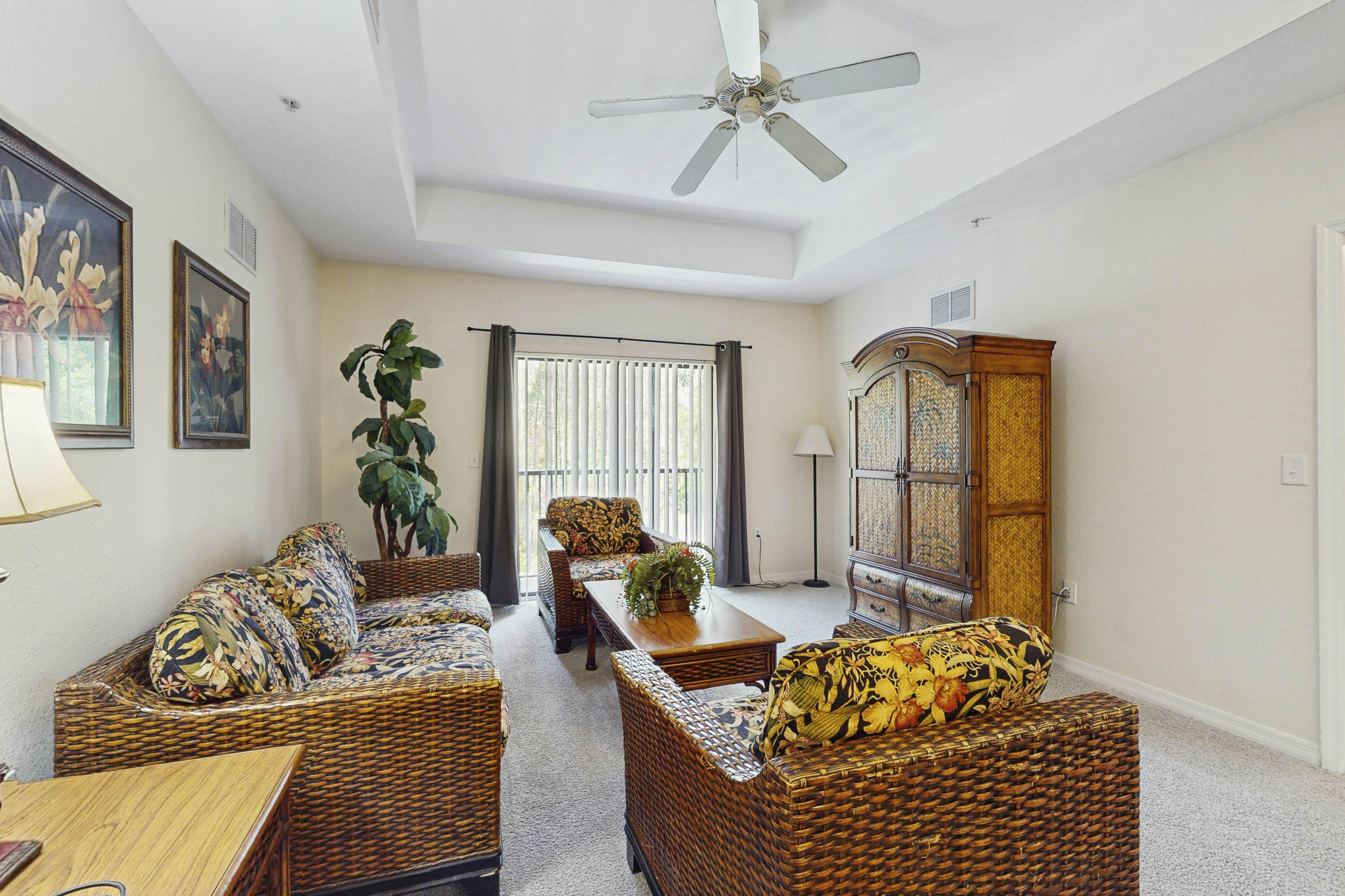 2nd floor condo w/ hot tub, shared pools, balcony, sauna, gym, near theme parks