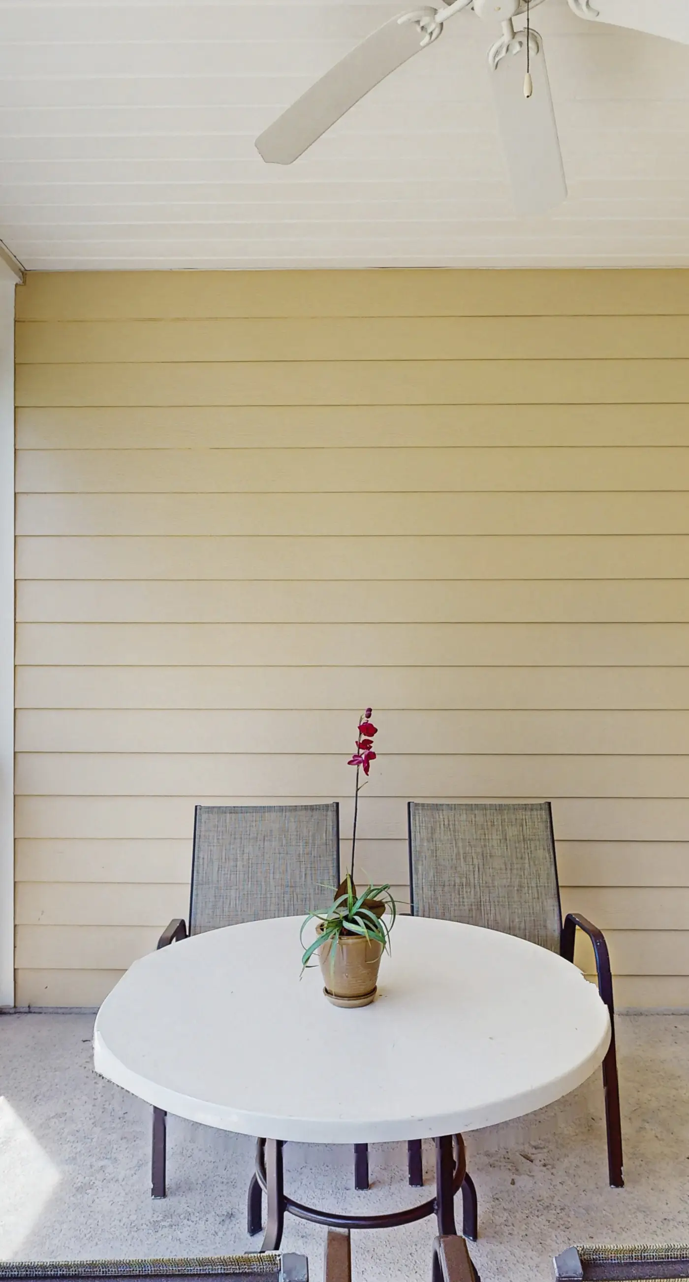 2nd floor condo w/ hot tub, shared pools, balcony, sauna, gym, near theme parks