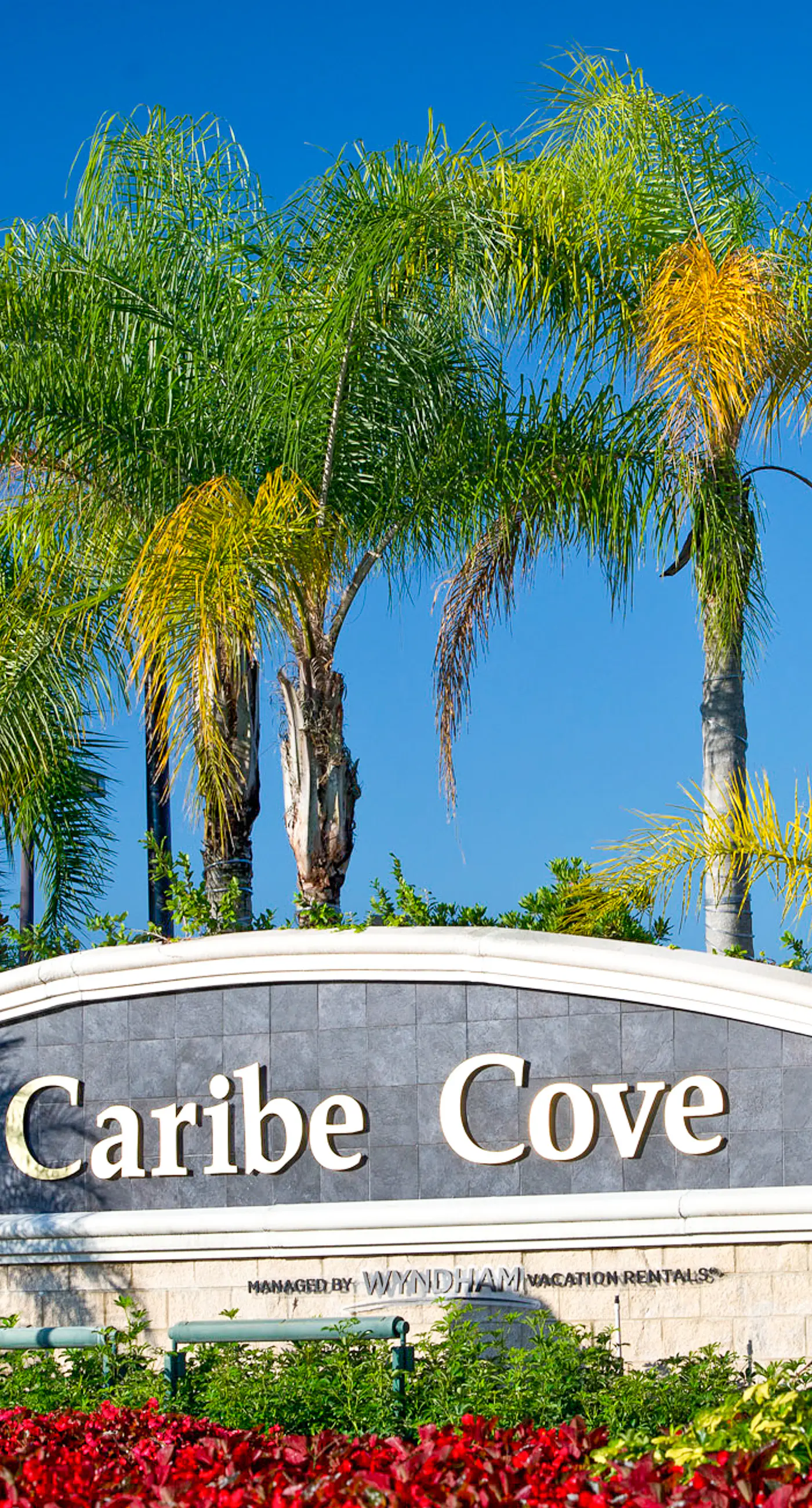 2nd floor condo w/ hot tub, shared pools, balcony, sauna, gym, near theme parks