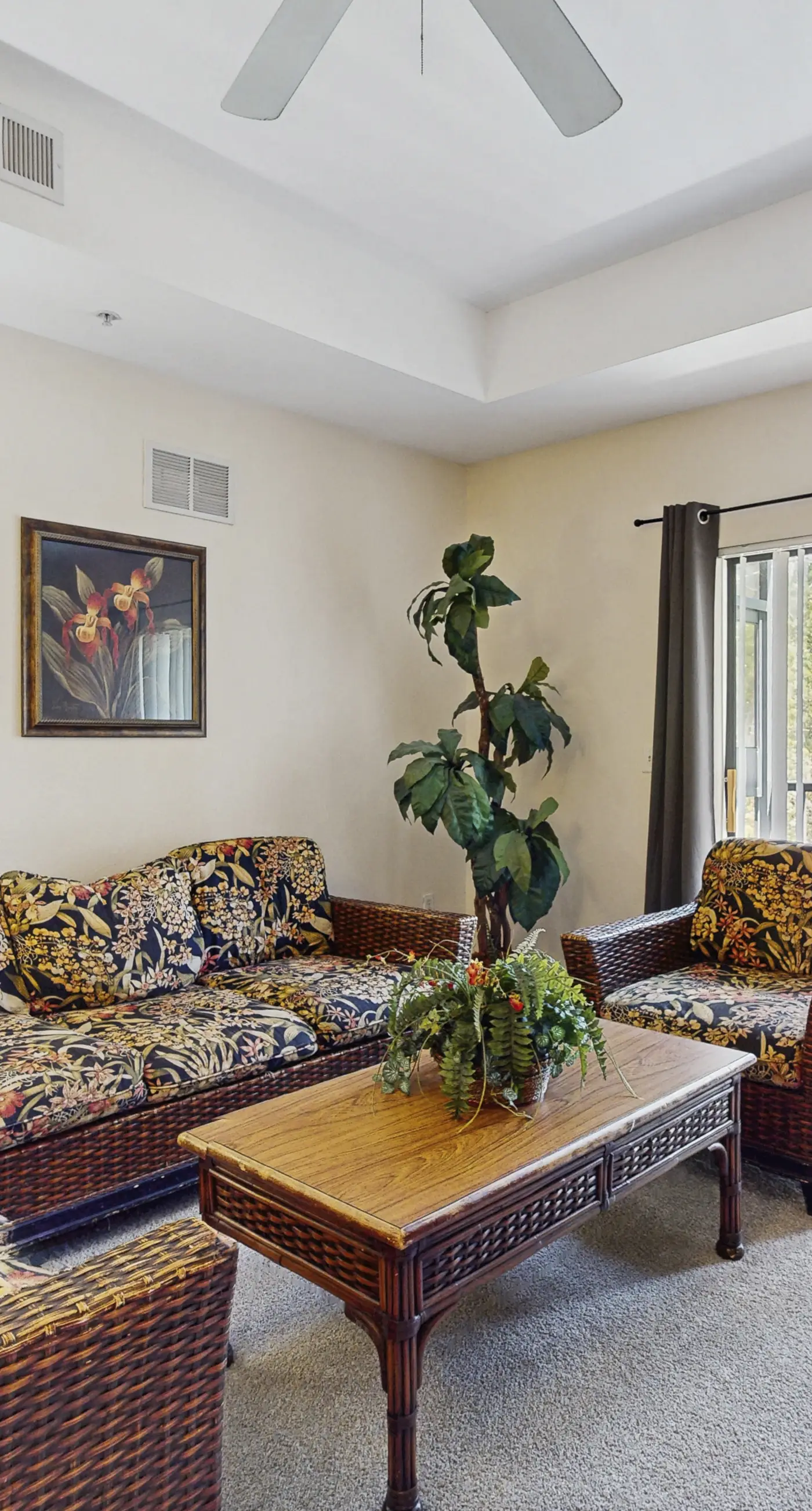 2nd floor condo w/ hot tub, shared pools, balcony, sauna, gym, near theme parks