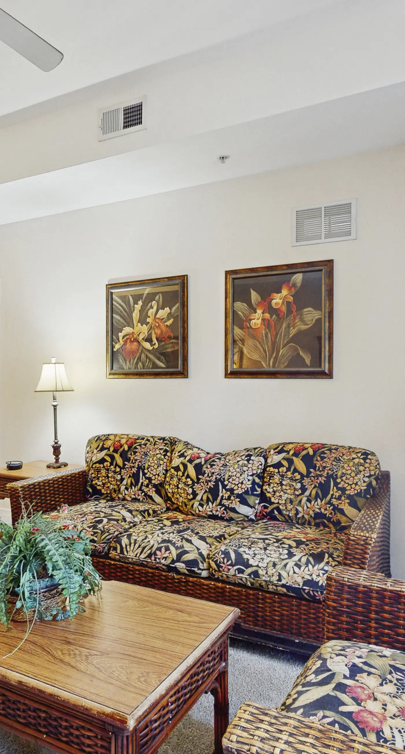 2nd floor condo w/ hot tub, shared pools, balcony, sauna, gym, near theme parks