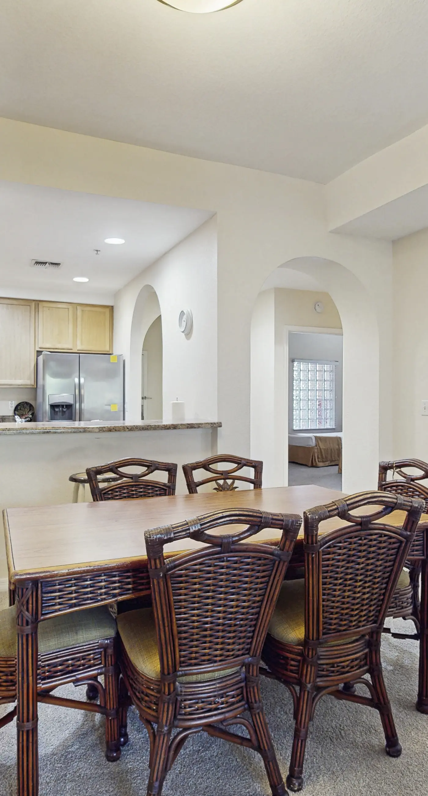 2nd floor condo w/ hot tub, shared pools, balcony, sauna, gym, near theme parks