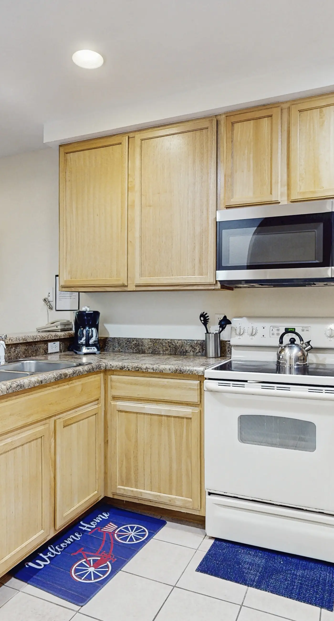 2nd floor condo w/ hot tub, shared pools, balcony, sauna, gym, near theme parks