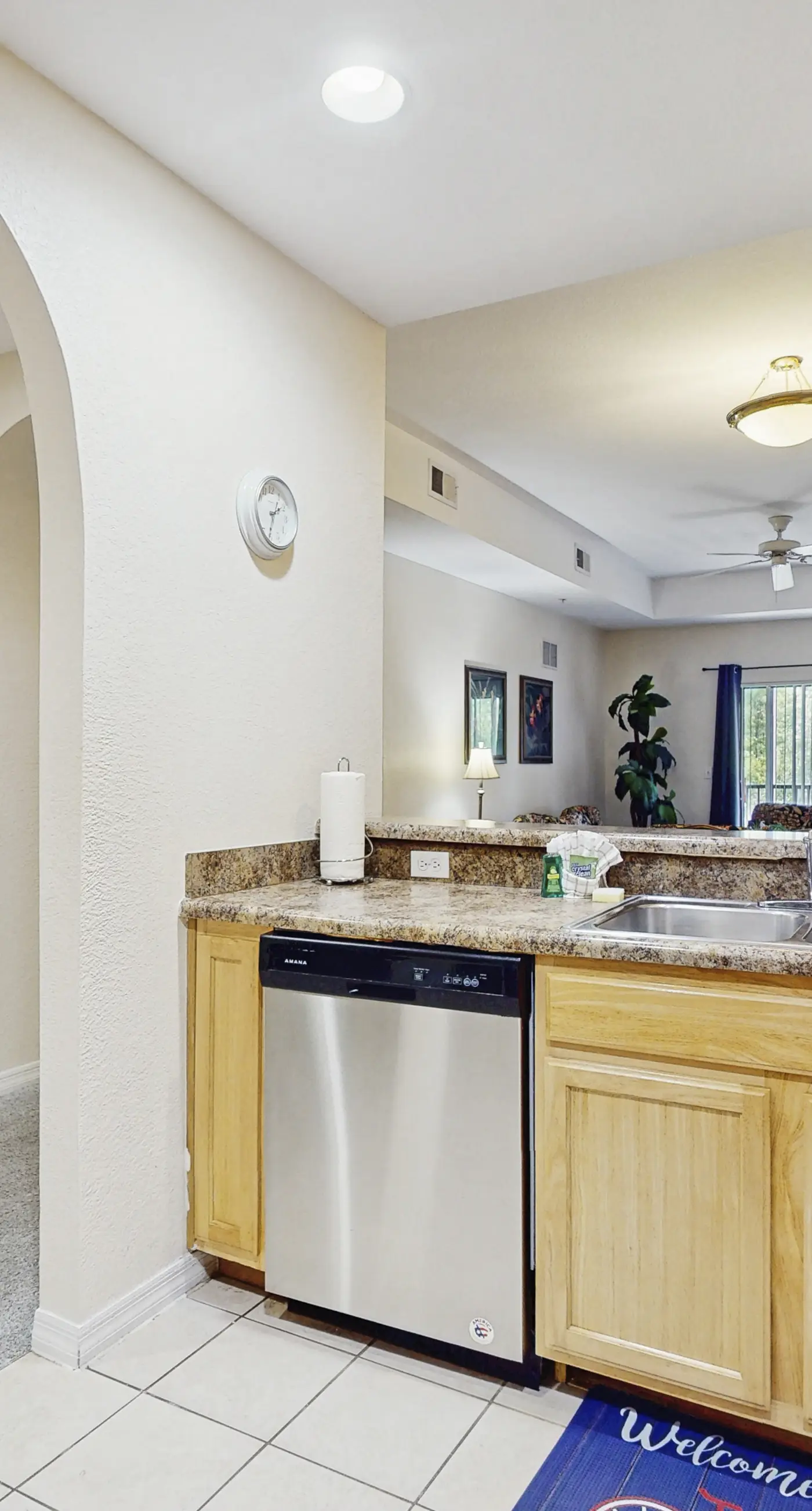 2nd floor condo w/ hot tub, shared pools, balcony, sauna, gym, near theme parks