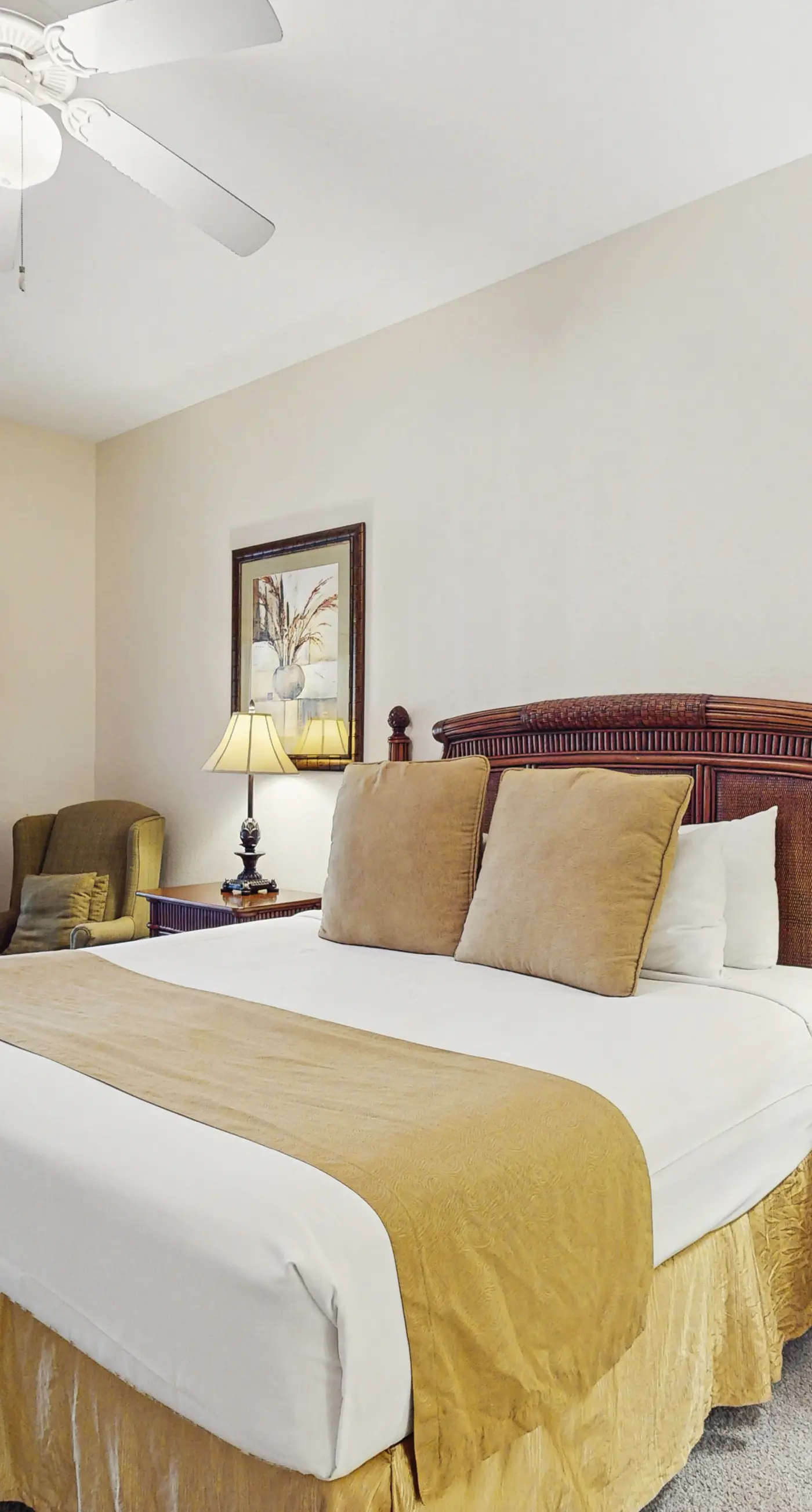 2nd floor condo w/ hot tub, shared pools, balcony, sauna, gym, near theme parks