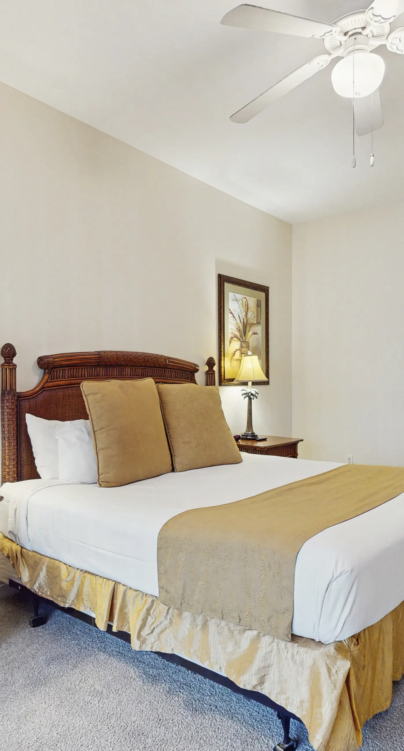 2nd floor condo w/ hot tub, shared pools, balcony, sauna, gym, near theme parks