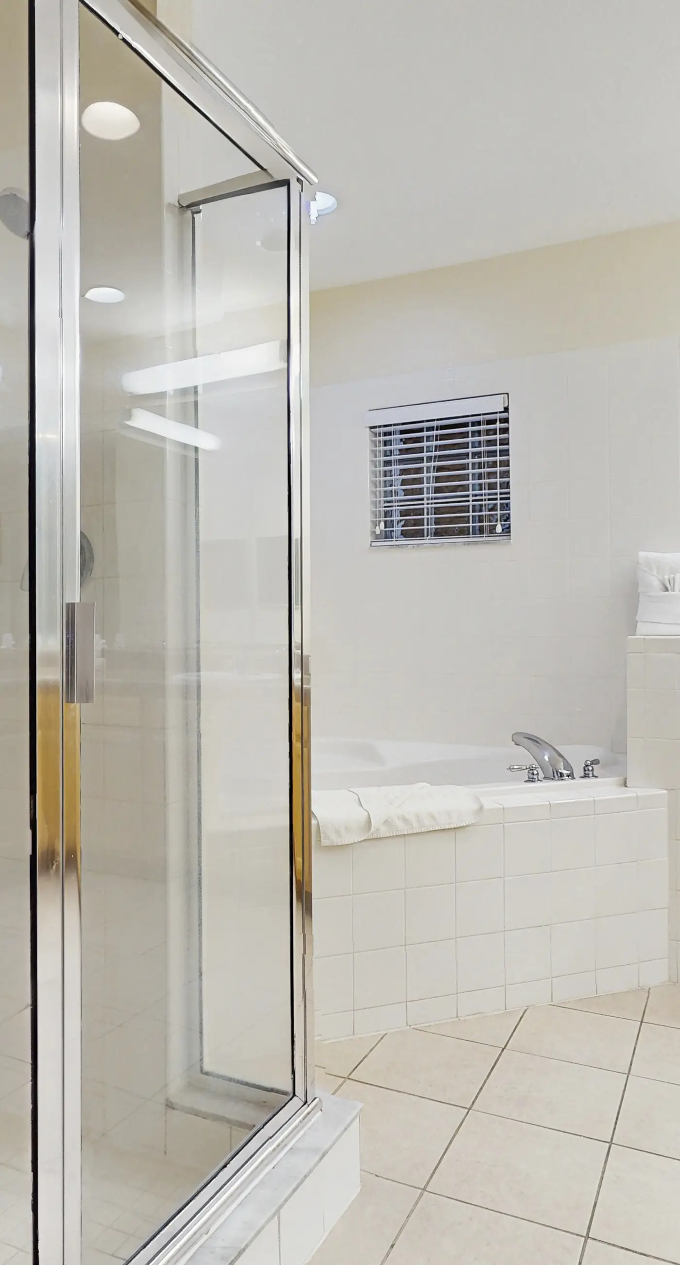 2nd floor condo w/ hot tub, shared pools, balcony, sauna, gym, near theme parks