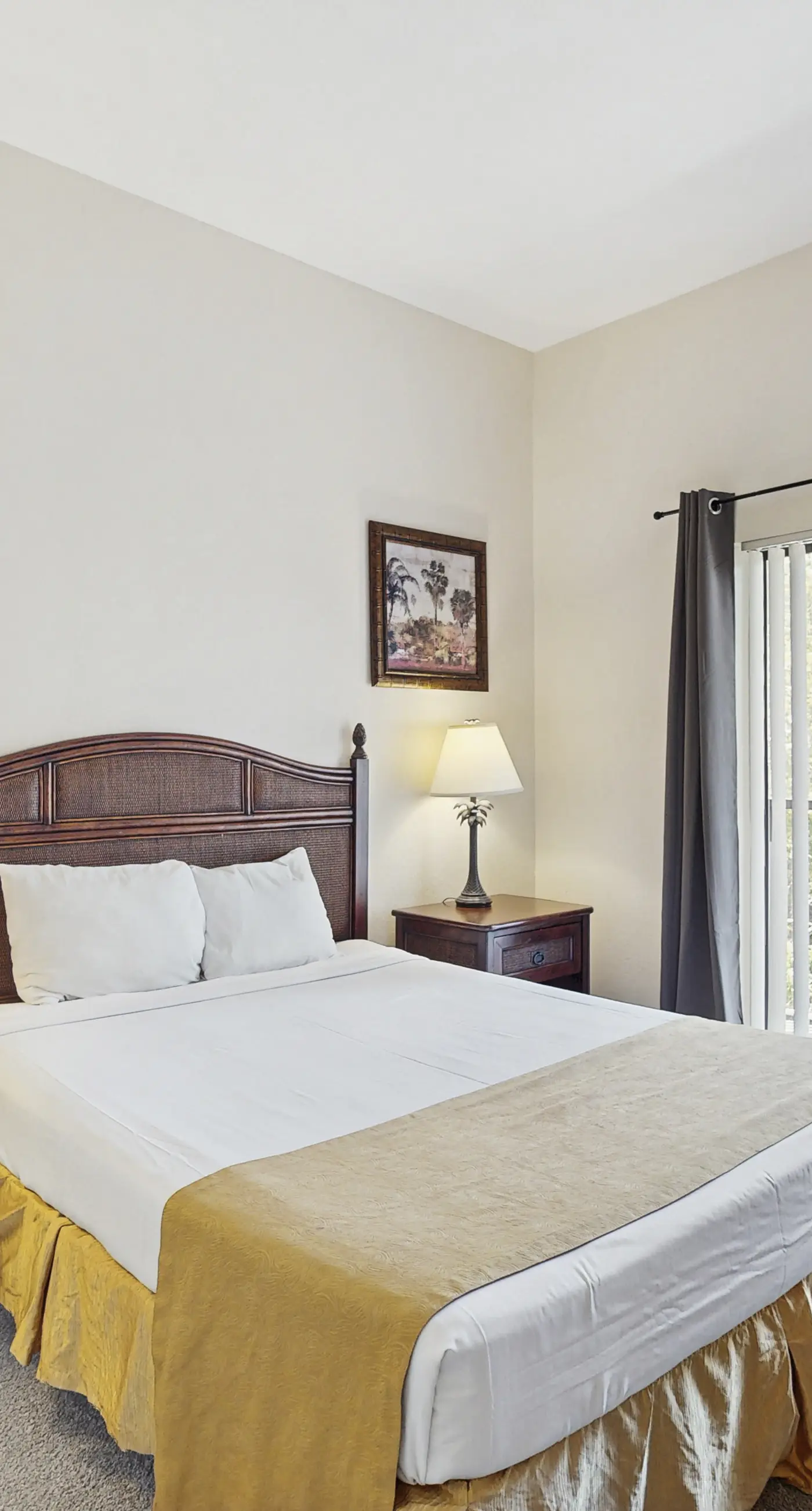 2nd floor condo w/ hot tub, shared pools, balcony, sauna, gym, near theme parks