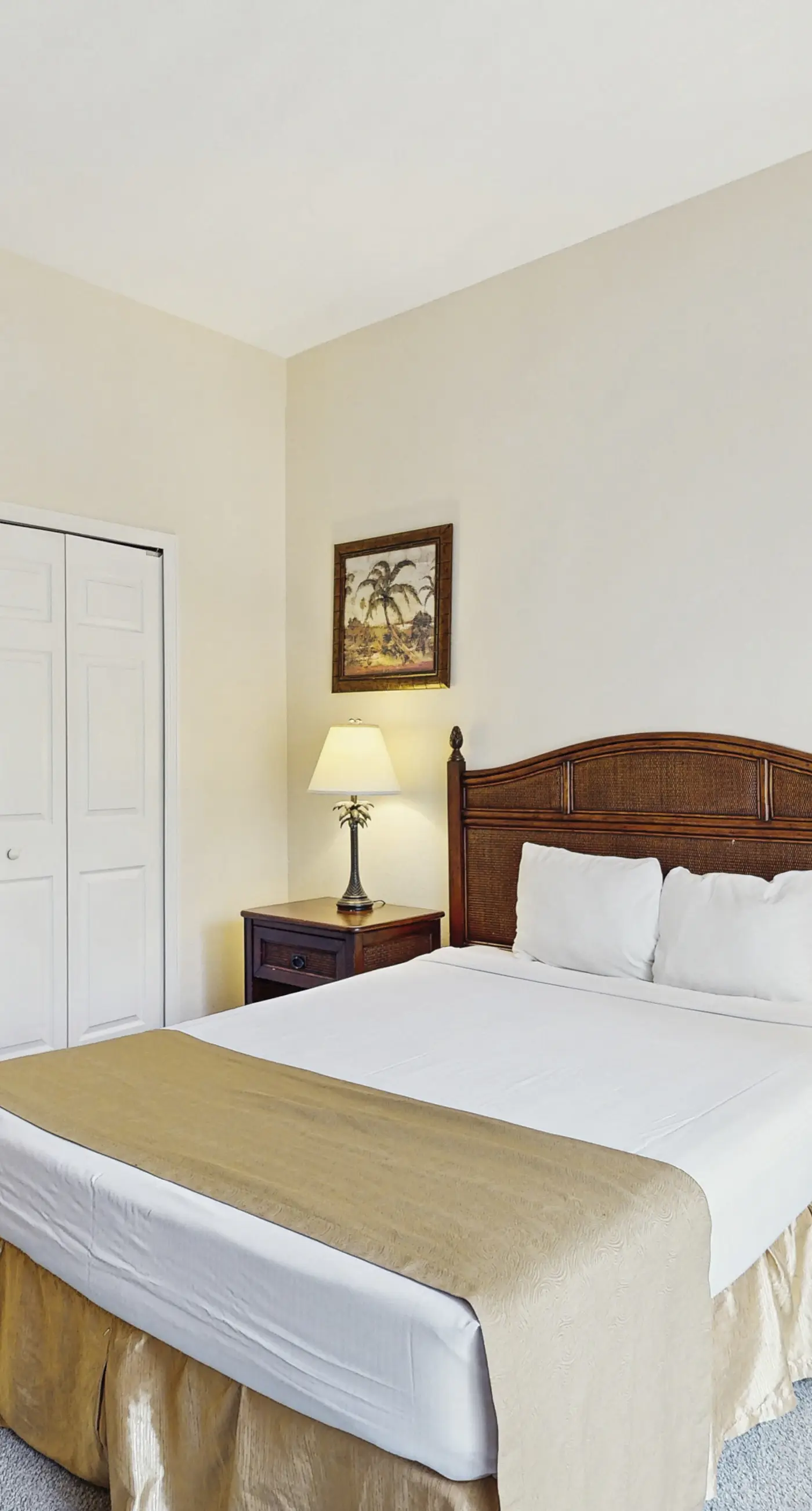 2nd floor condo w/ hot tub, shared pools, balcony, sauna, gym, near theme parks