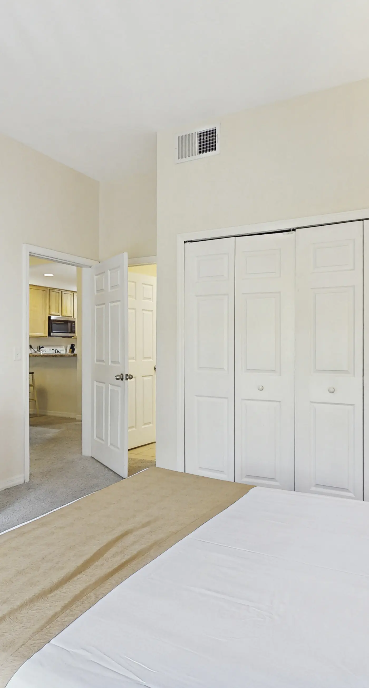 2nd floor condo w/ hot tub, shared pools, balcony, sauna, gym, near theme parks