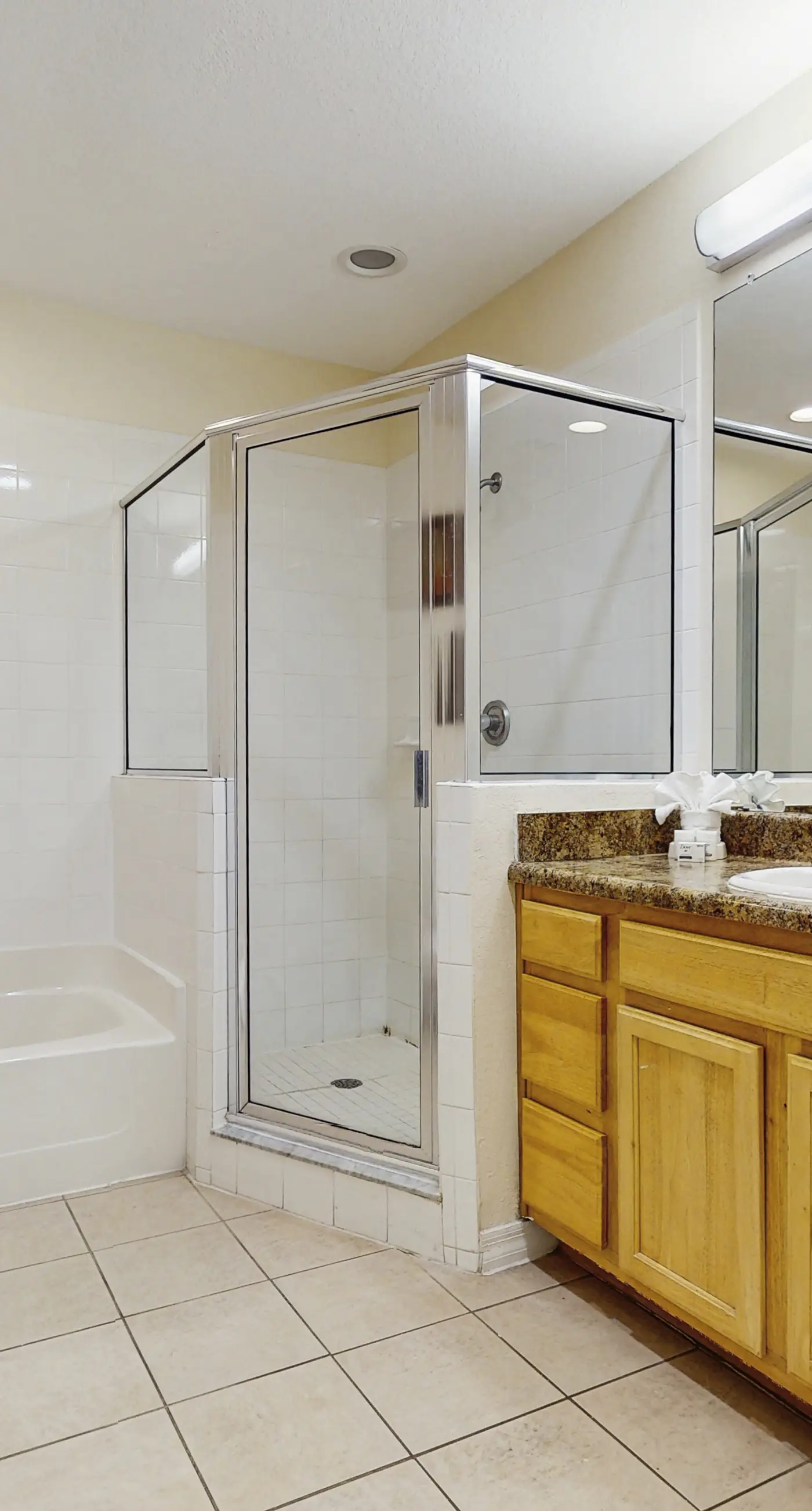 2nd floor condo w/ hot tub, shared pools, balcony, sauna, gym, near theme parks